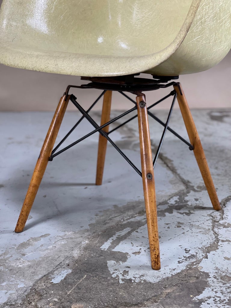 Eames Swivel Lounge Chair in Parchment Rope Edge Dowel Eiffel Base Paw