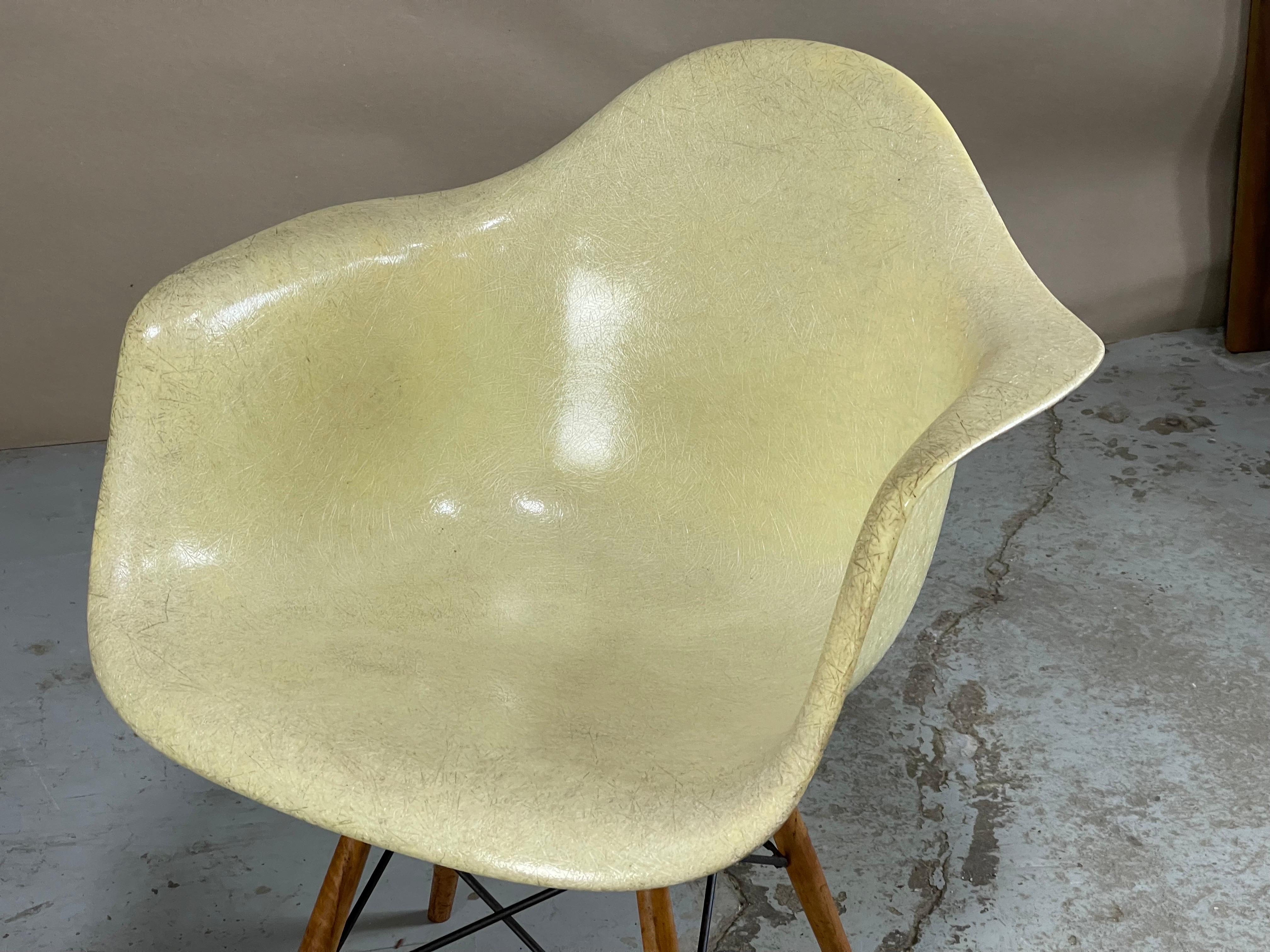 Eames Swivel Lounge Chair in Parchment Rope Edge Dowel Eiffel Base PAW In Good Condition In Framingham, MA