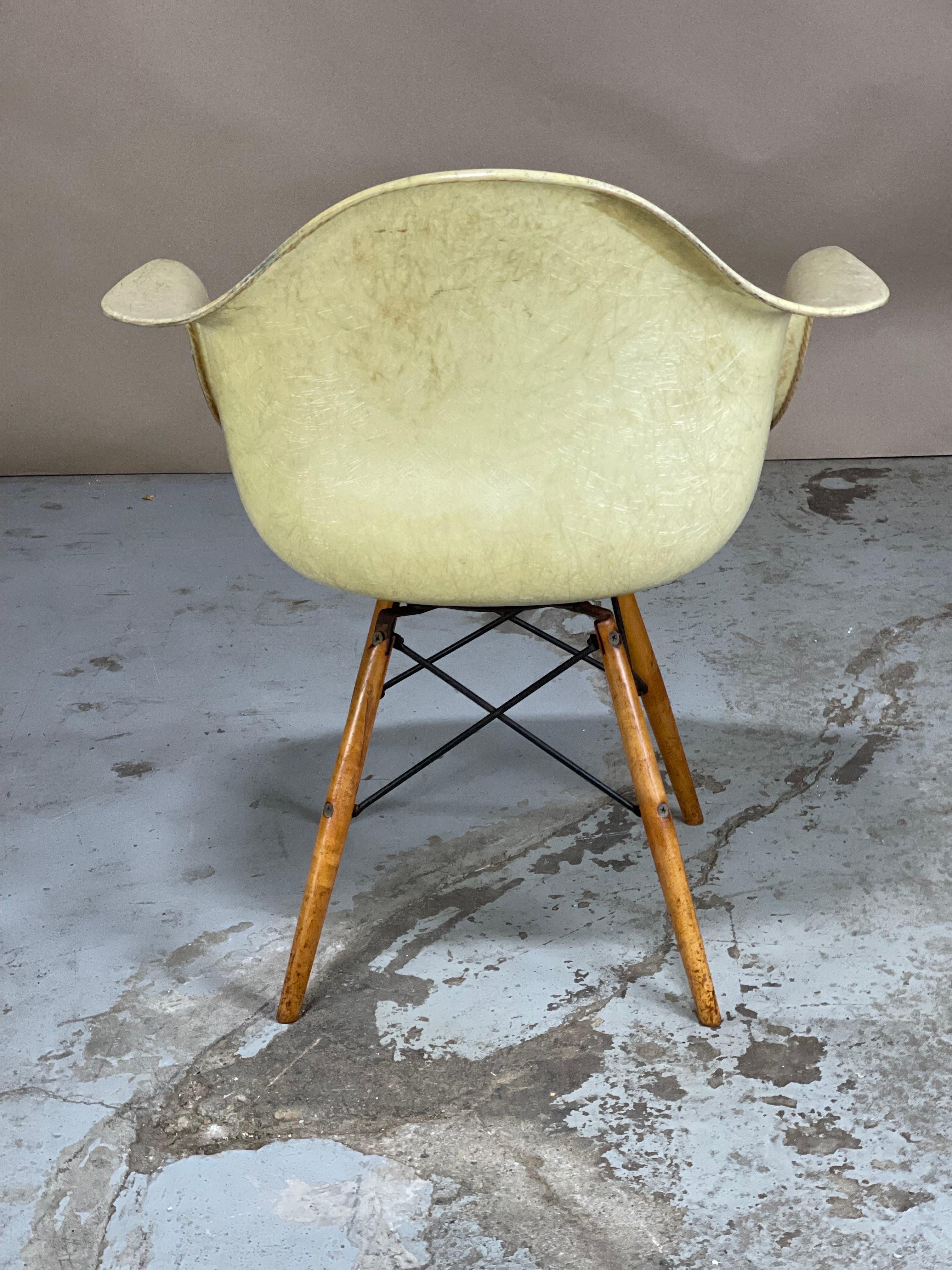 Mid-20th Century Eames Swivel Lounge Chair in Parchment Rope Edge Dowel Eiffel Base PAW