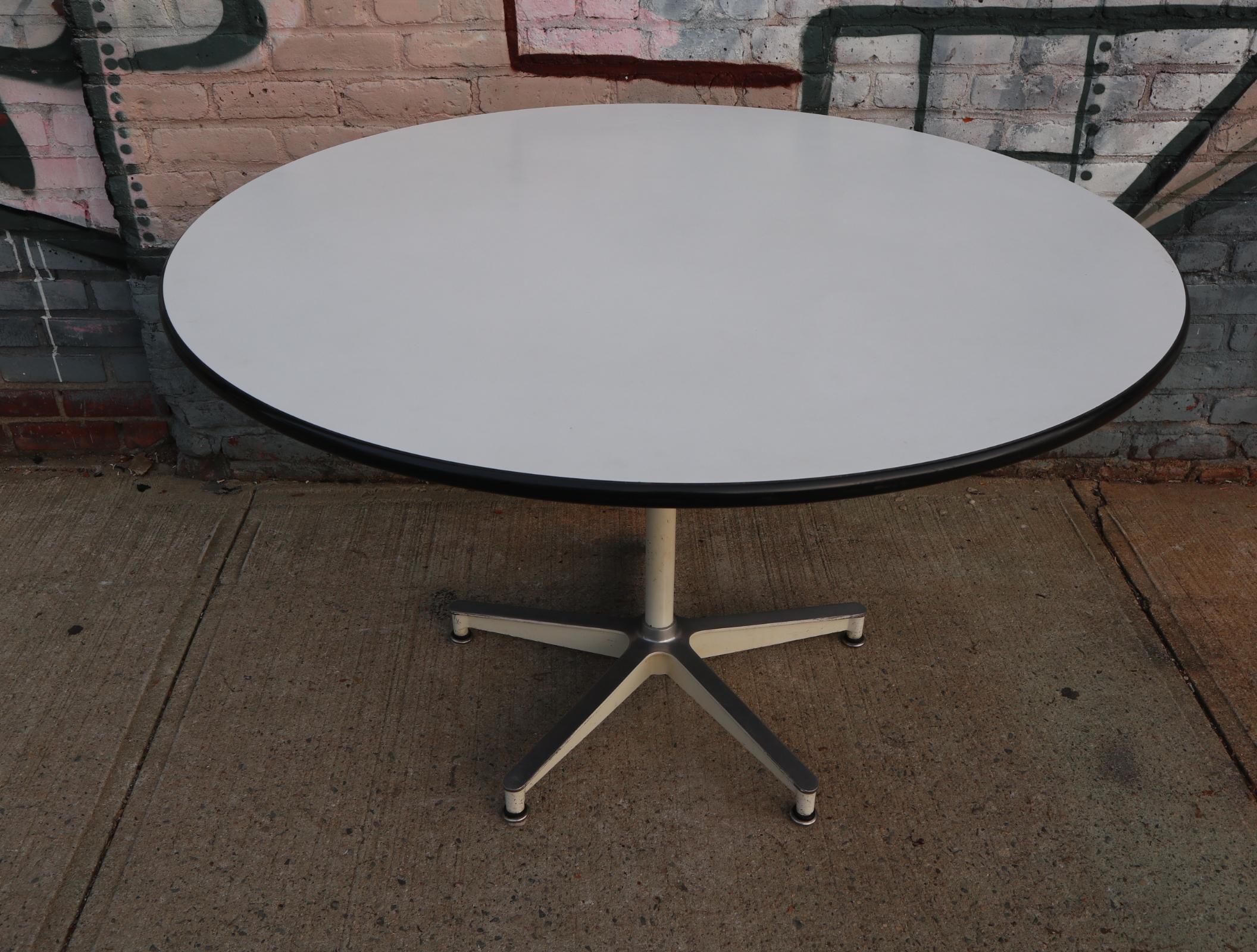 Mid-Century Modern Eames Table and 4 Saarinen Tulip Chairs Dining Set