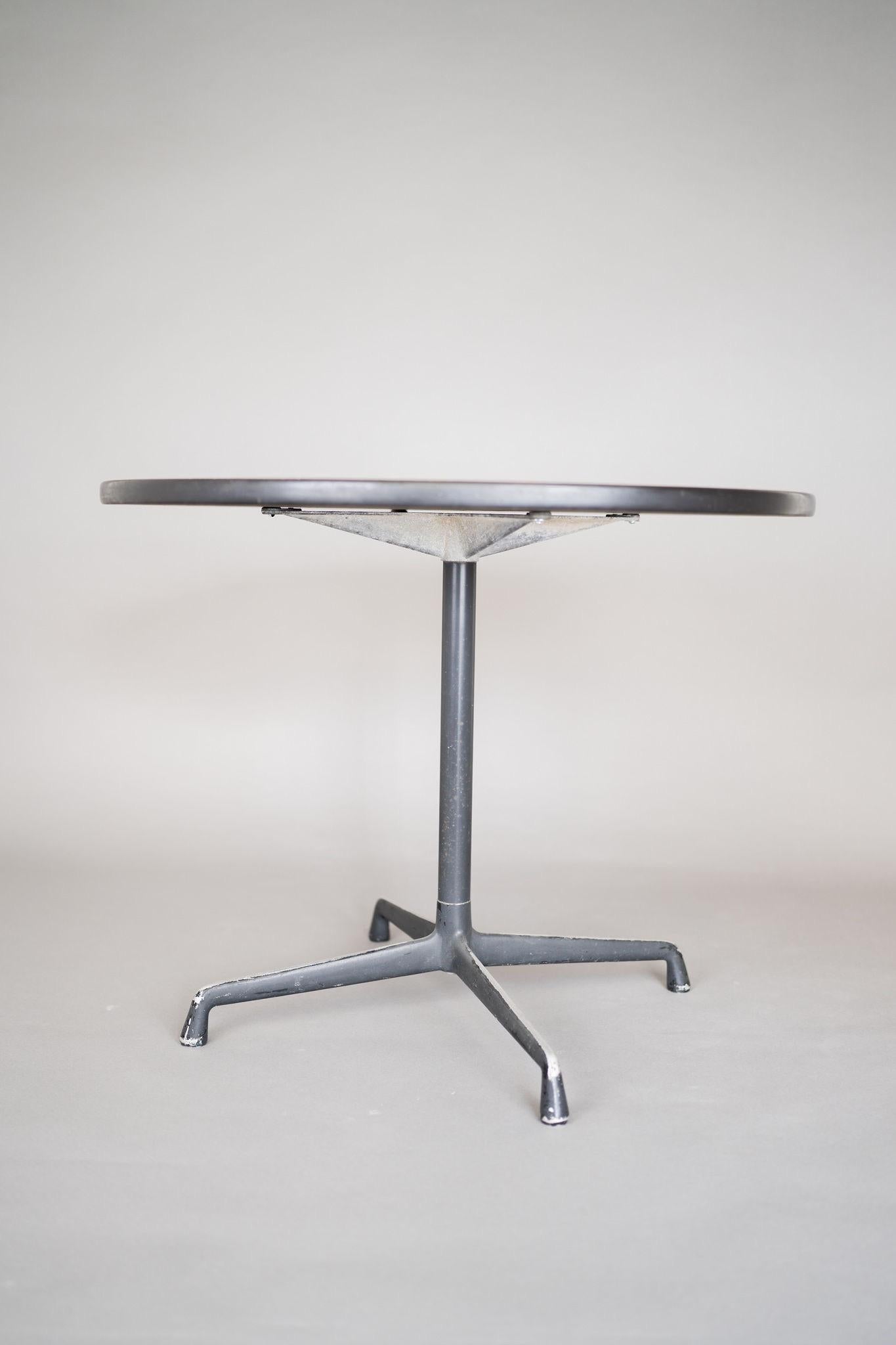 A piece of the Eames should not be missing at home or office, and this is a good piece as for a desk as for a dining room, the cover is in excellent condition as well as the aluminum, what it does not have are the padded legs and the label.