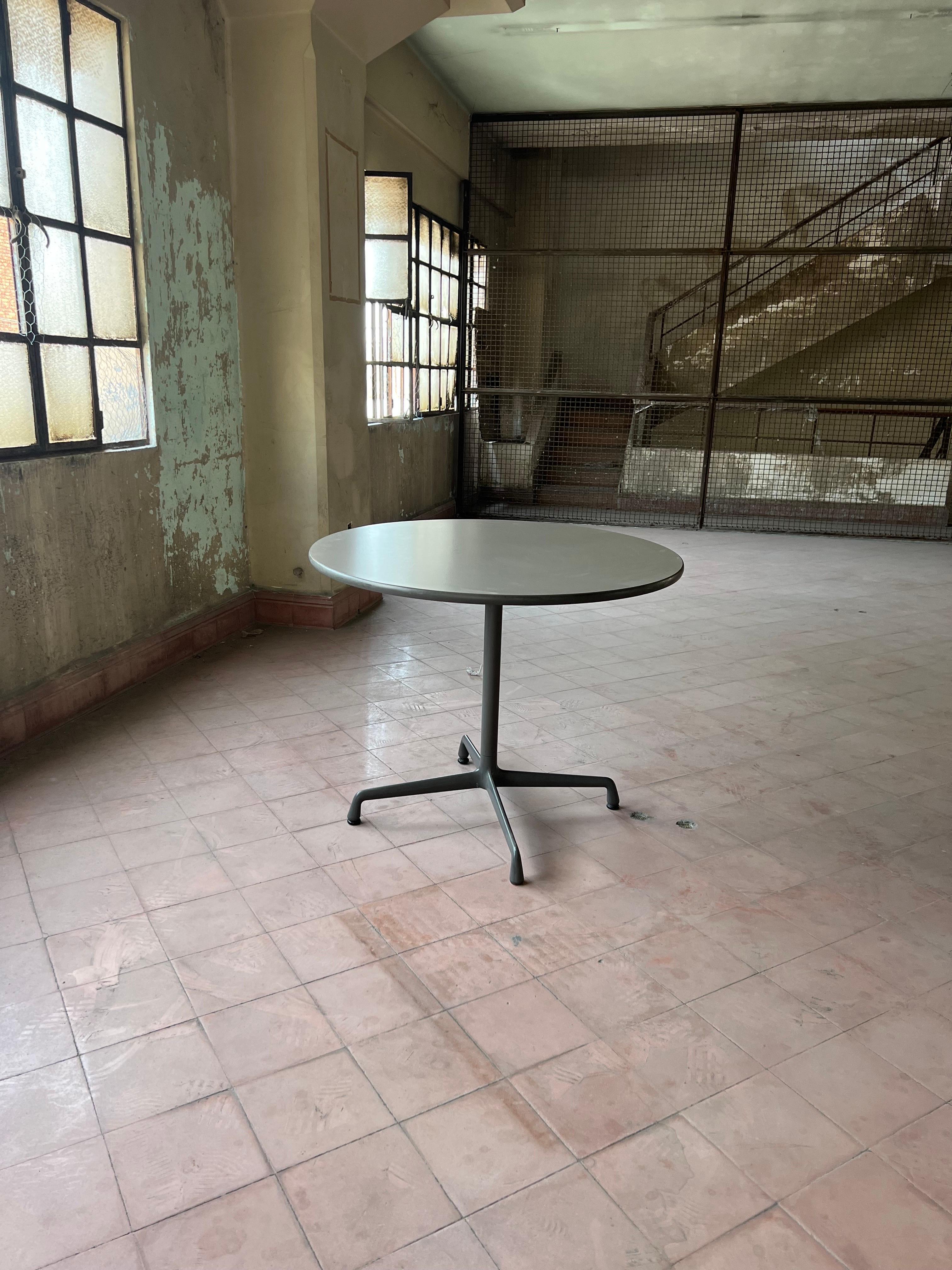 A piece of the Eames should not be missing at home or office, and this is a good piece as for a desk as for a dining room, the top is in a good condition as well as the aluminum, it does not have a padded leg.