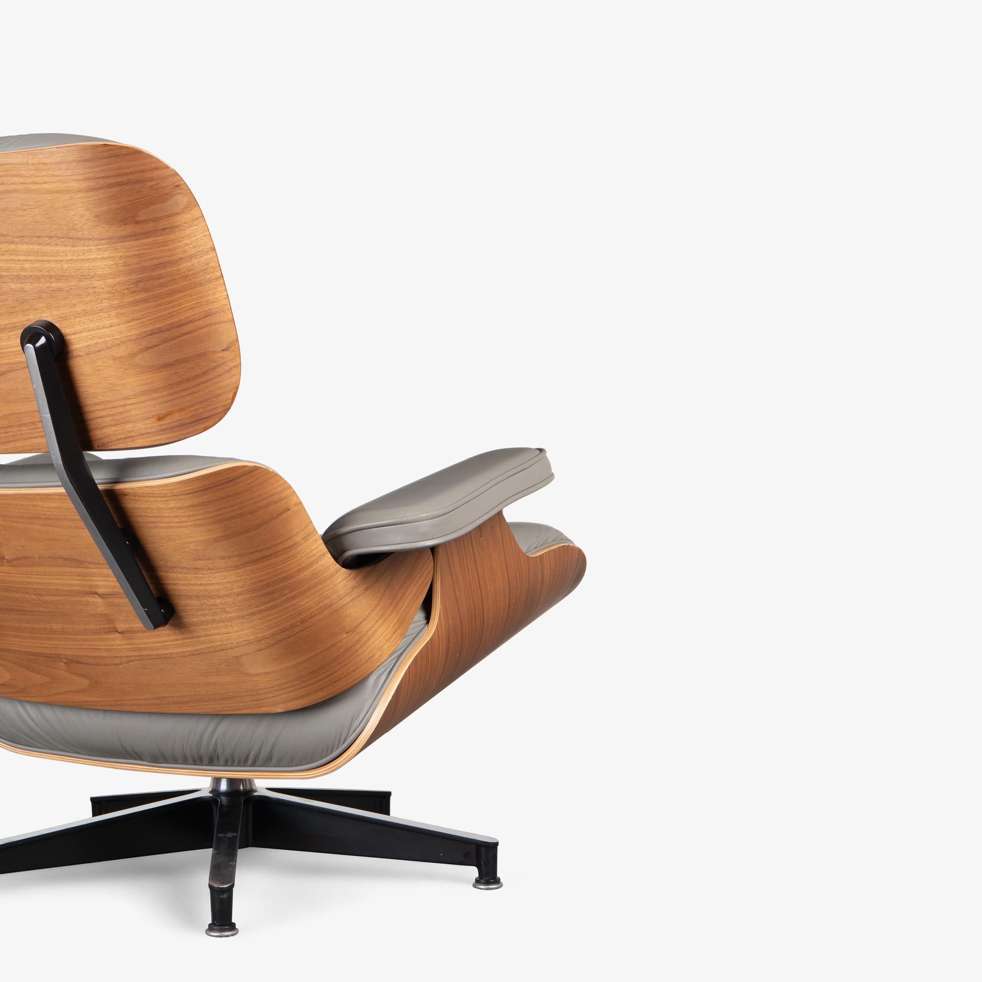 Eames Tall Lounge Chair & Ottoman par Charles and Ray Eames pour Herman Miller en vente 7