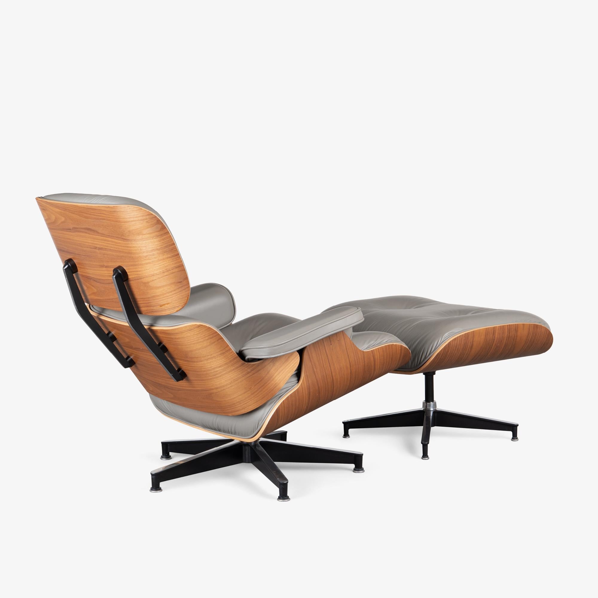 Mid-Century Modern Eames Tall Lounge Chair & Ottoman par Charles and Ray Eames pour Herman Miller en vente