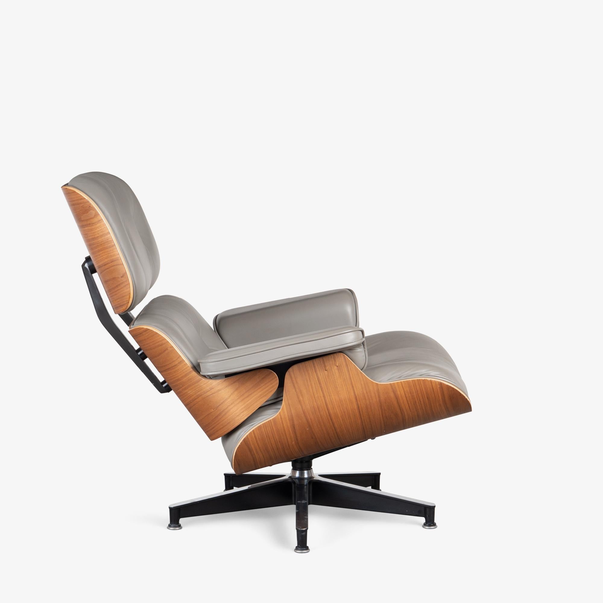 Eames Tall Lounge Chair & Ottoman par Charles and Ray Eames pour Herman Miller Bon état - En vente à Stamford, CT