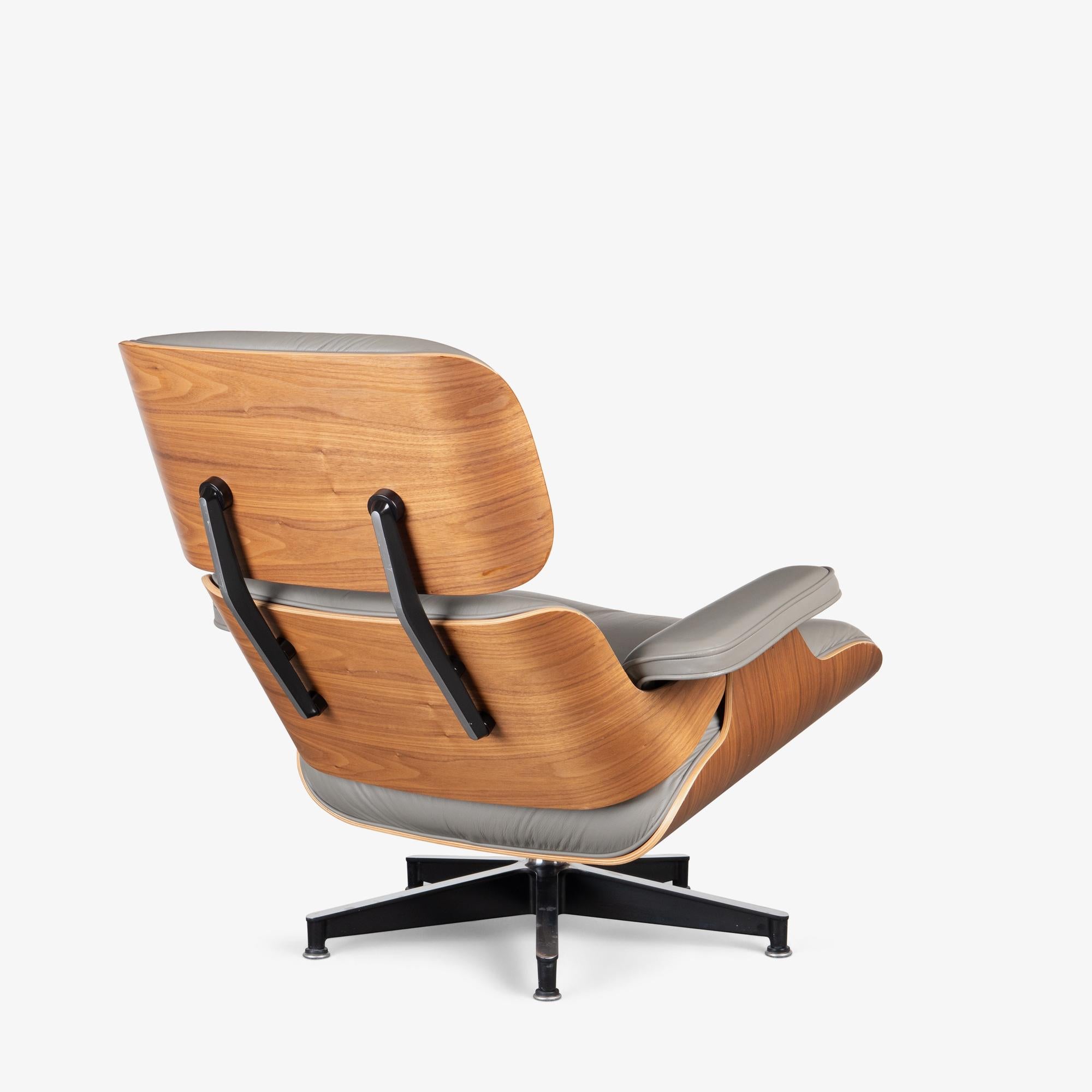 XXIe siècle et contemporain Eames Tall Lounge Chair & Ottoman par Charles and Ray Eames pour Herman Miller en vente