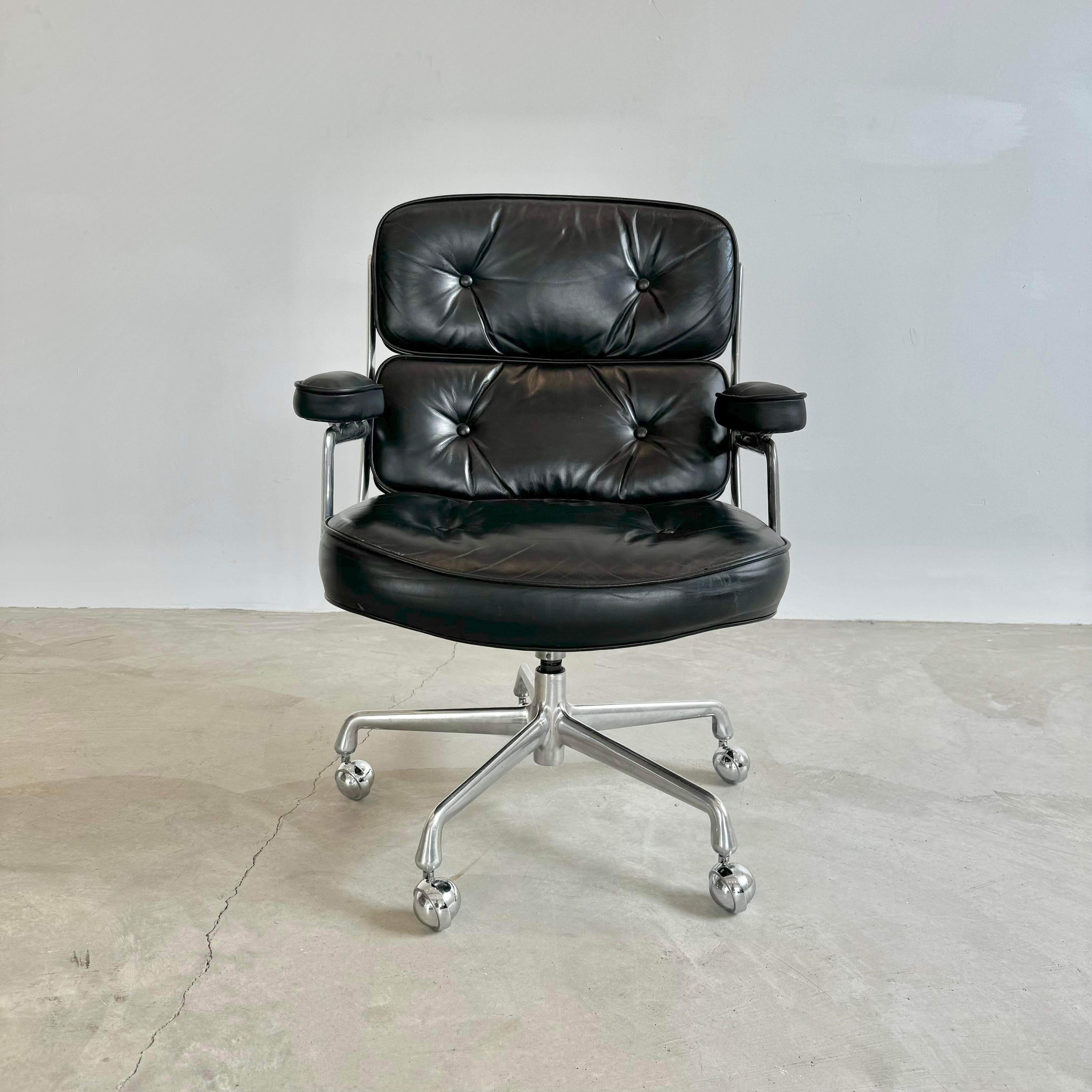 Silla giratoria Classic Eames Time Life de piel negra para Herman Miller. Cuero negro original con desgaste como se muestra. Extremadamente cómodo y desgastado. Silla giratoria. La silla se reclina. Altura regulable. Base de 5 estrellas con asiento