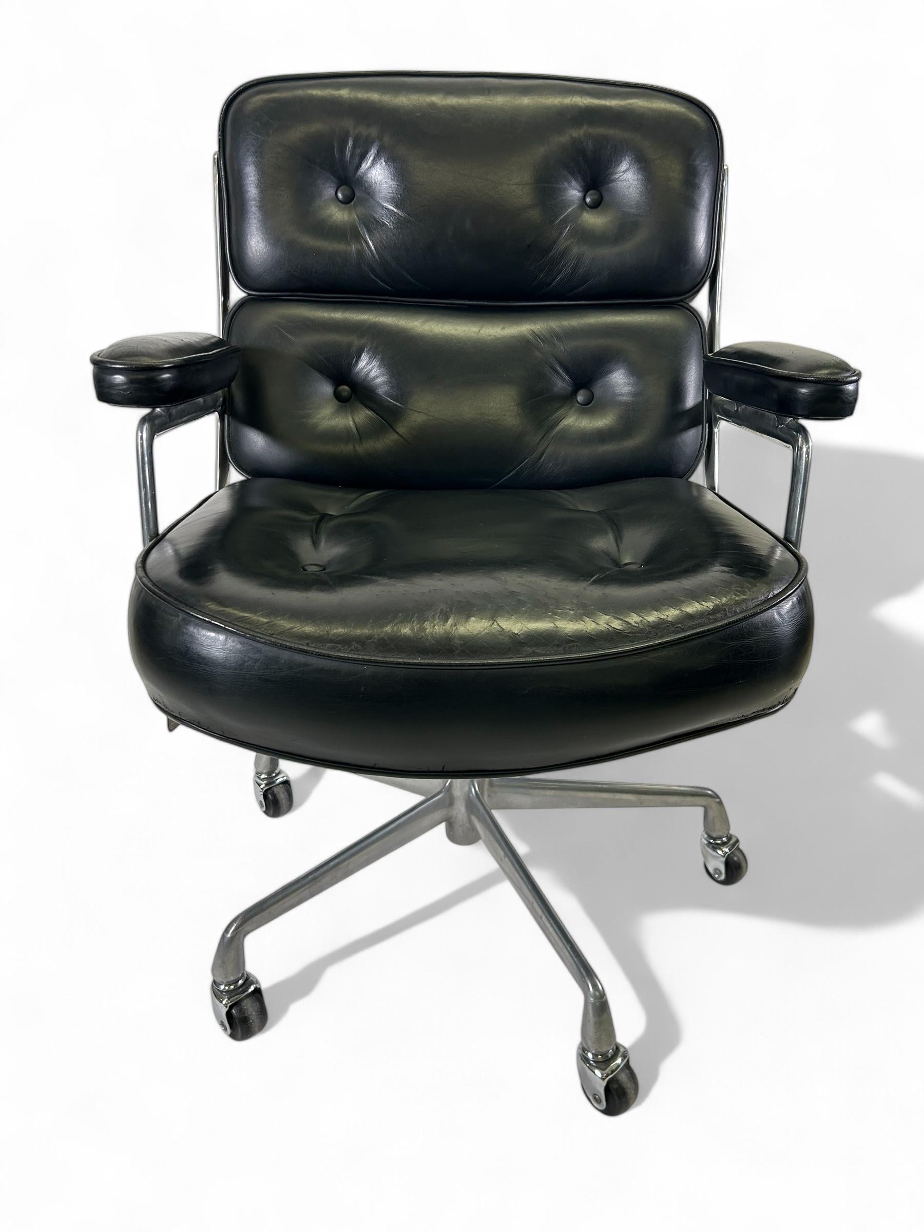 Originally designed in 1960 by Charles and Ray Eames for use in the lobby of the Time Life building in New York City. This luxurious vintage chair made by Herman Miller in the 1980's is crafted with deep cushioning making the chair as extremely