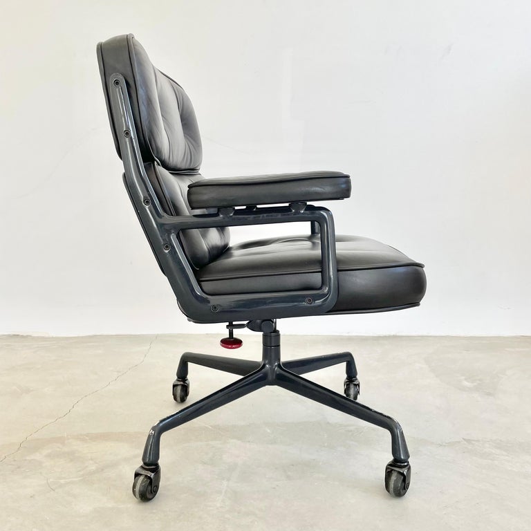 Mid-Century Modern Eames Time Life Chair in Black Leather for Herman Miller, 1984 USA For Sale