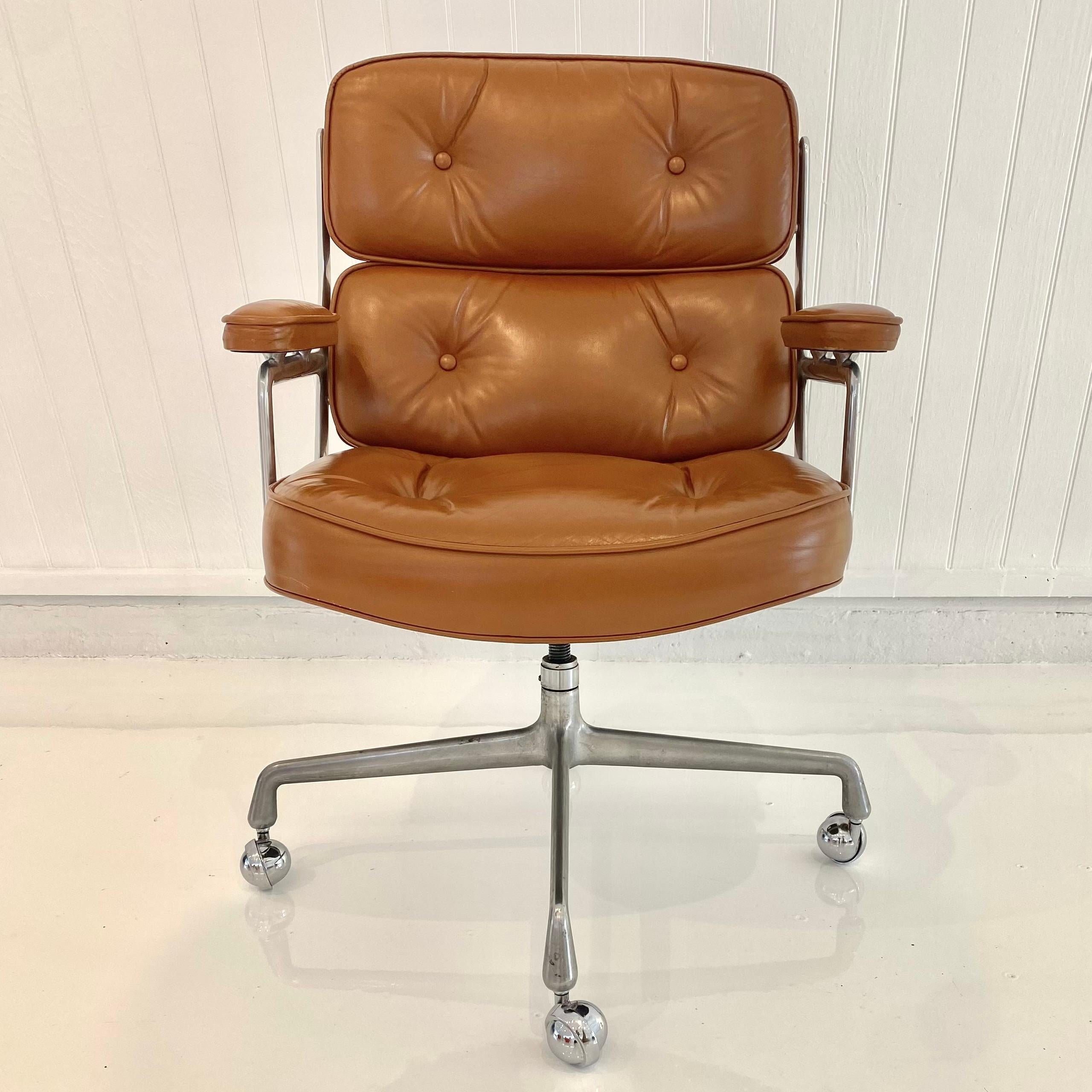 Klassischer Eames Time Life-Drehstuhl in butterscotchfarbenem Leder für Herman Miller. Kommt in Original-Leder mit Verschleiß wie gezeigt. Äußerst bequem und eingearbeitet. Der Stuhl ist drehbar, neigbar und höhenverstellbar mit einem