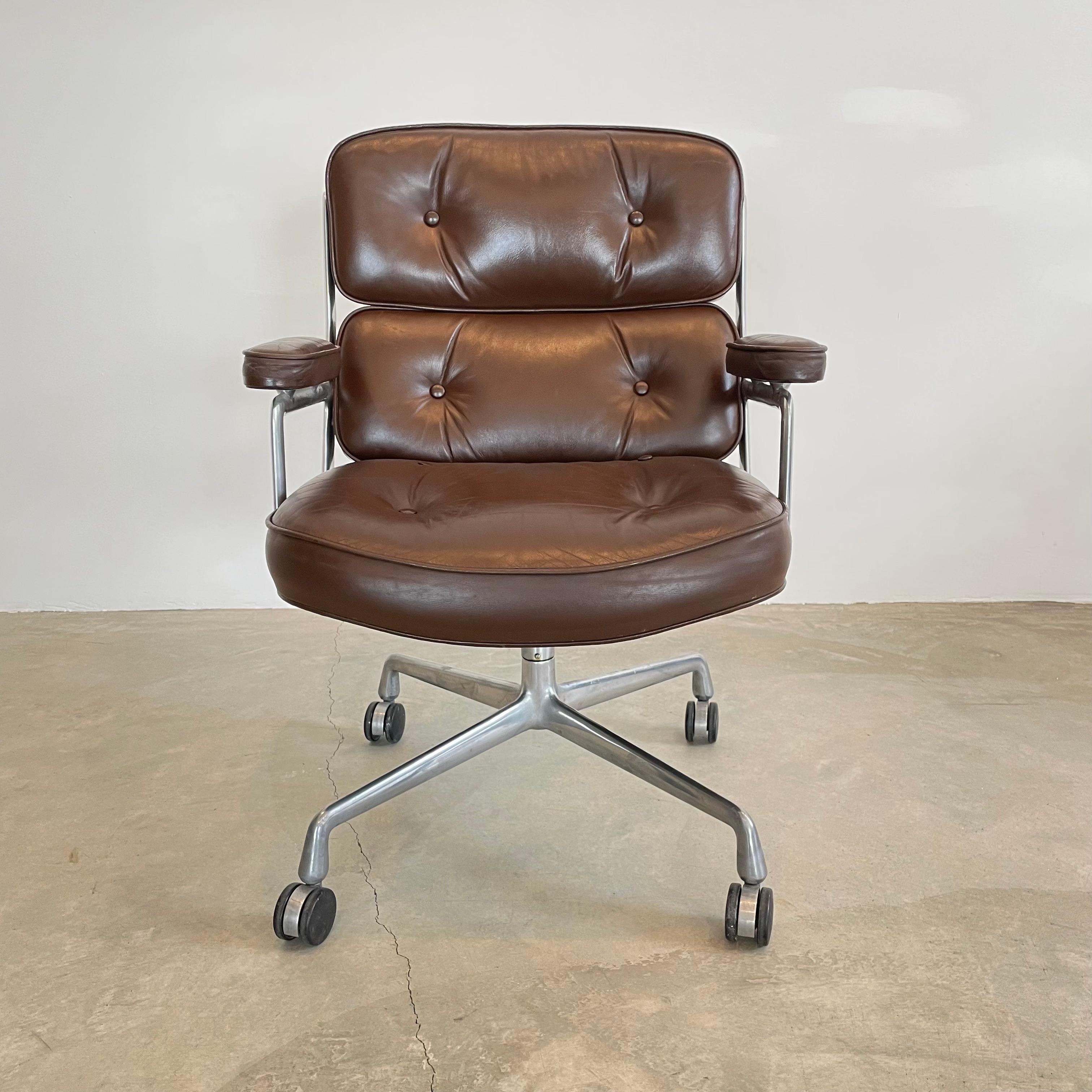 Klassischer Eames Time Life-Drehstuhl aus schokoladenbraunem Leder für Herman Miller. Original schwarzes Leder mit nur leichten Gebrauchsspuren, wie abgebildet. Metall in gutem Zustand. Äußerst bequem und eingearbeitet. Der Stuhl ist drehbar. Der