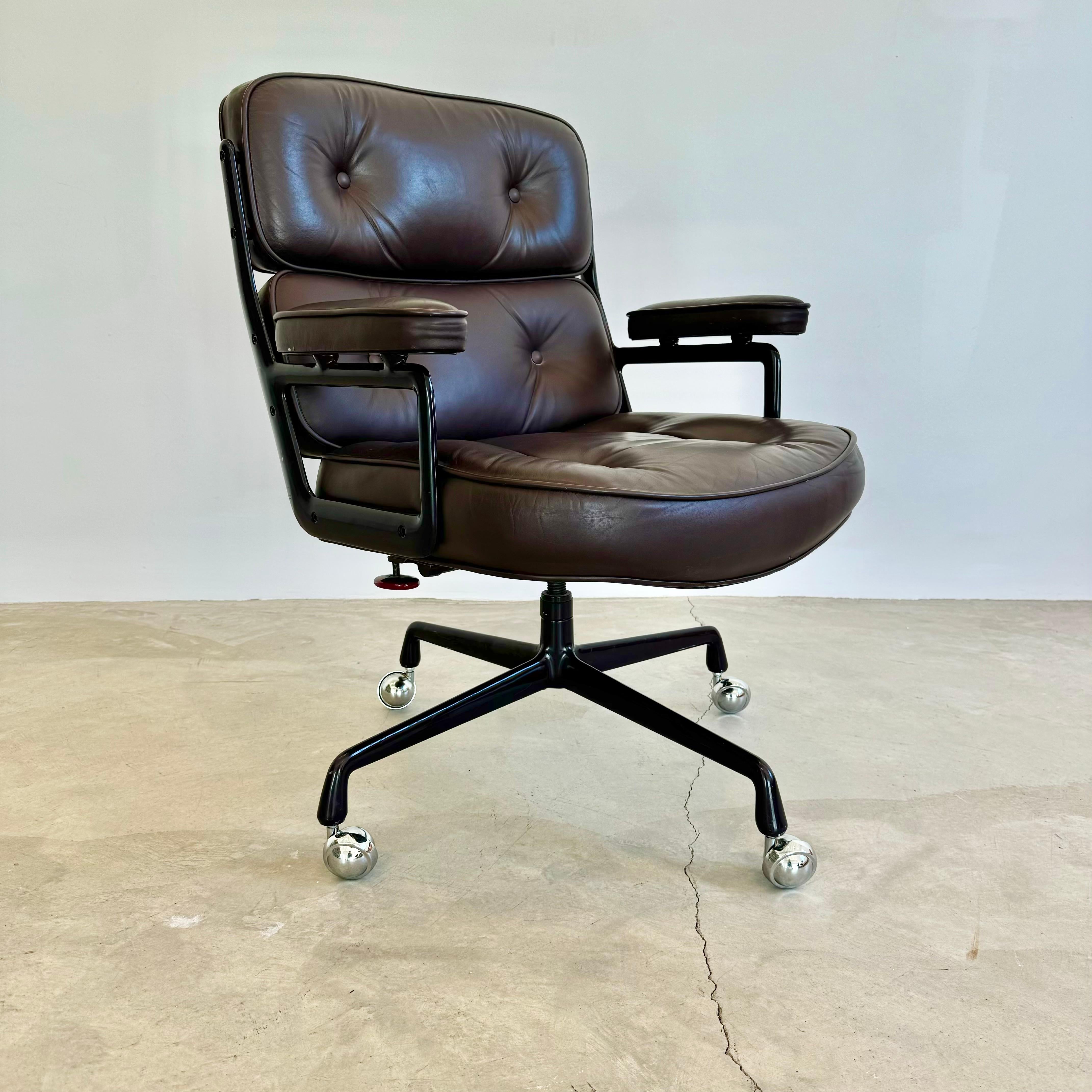 Eames Time Life Chair in Eggplant Leather for Herman Miller, 1985 USA In Good Condition For Sale In Los Angeles, CA