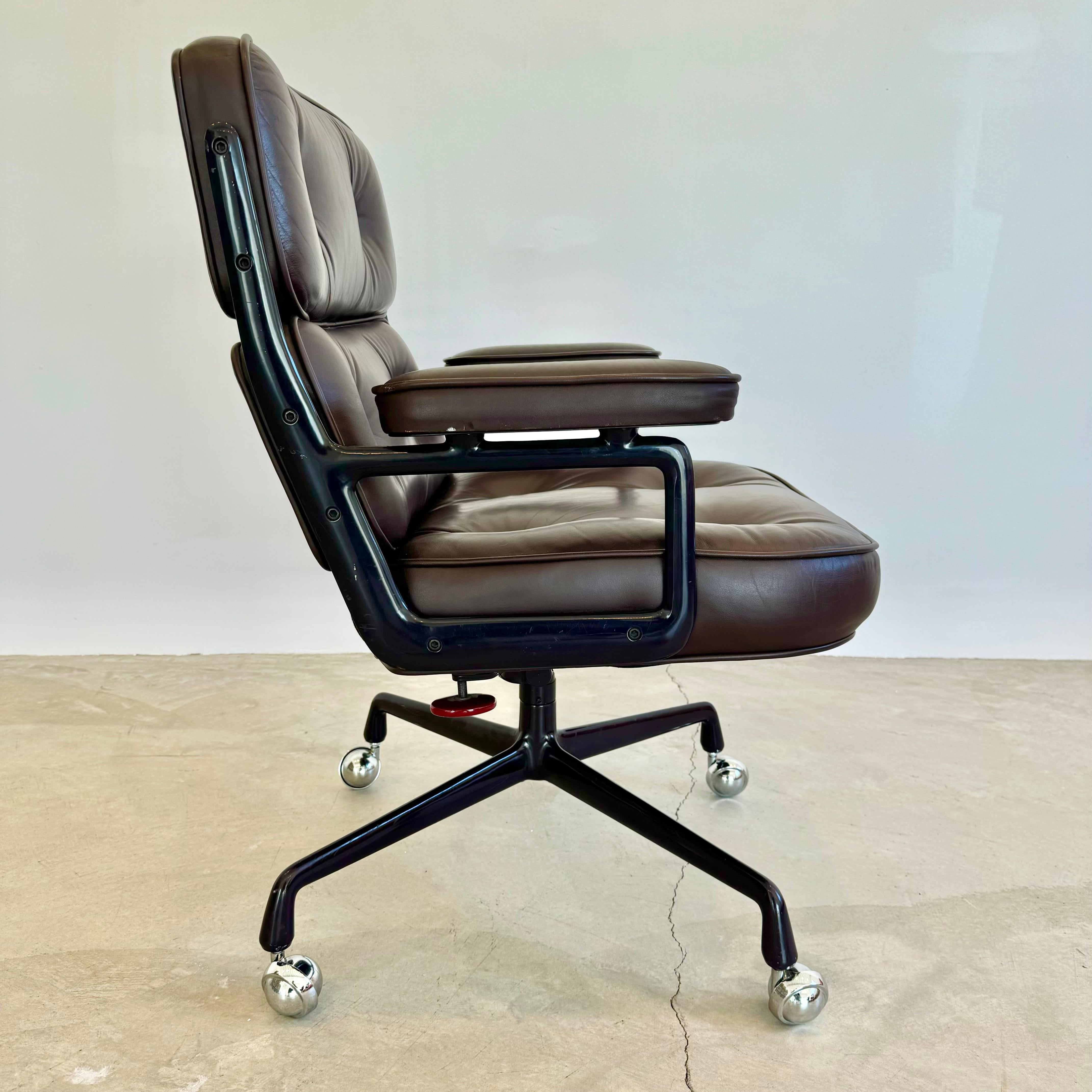 Late 20th Century Eames Time Life Chair in Eggplant Leather for Herman Miller, 1985 USA For Sale