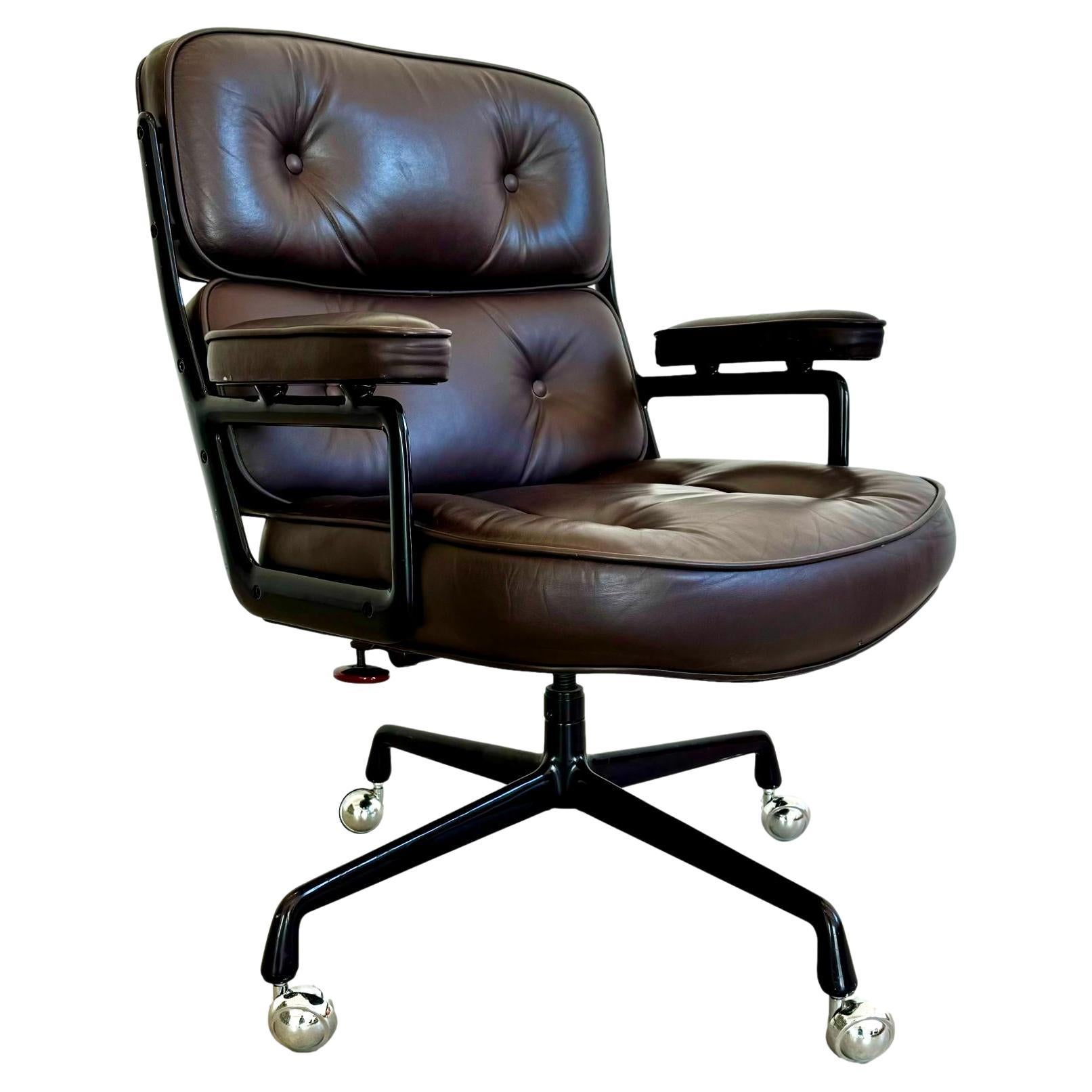 Sedia Eames Time Life in pelle color melanzana per Herman Miller, 1985 USA