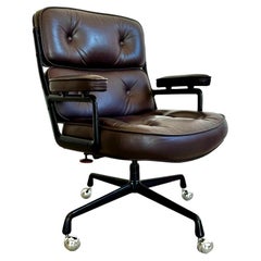 Chaise Eames Time Life en cuir aubergine pour Herman Miller, 1985 USA