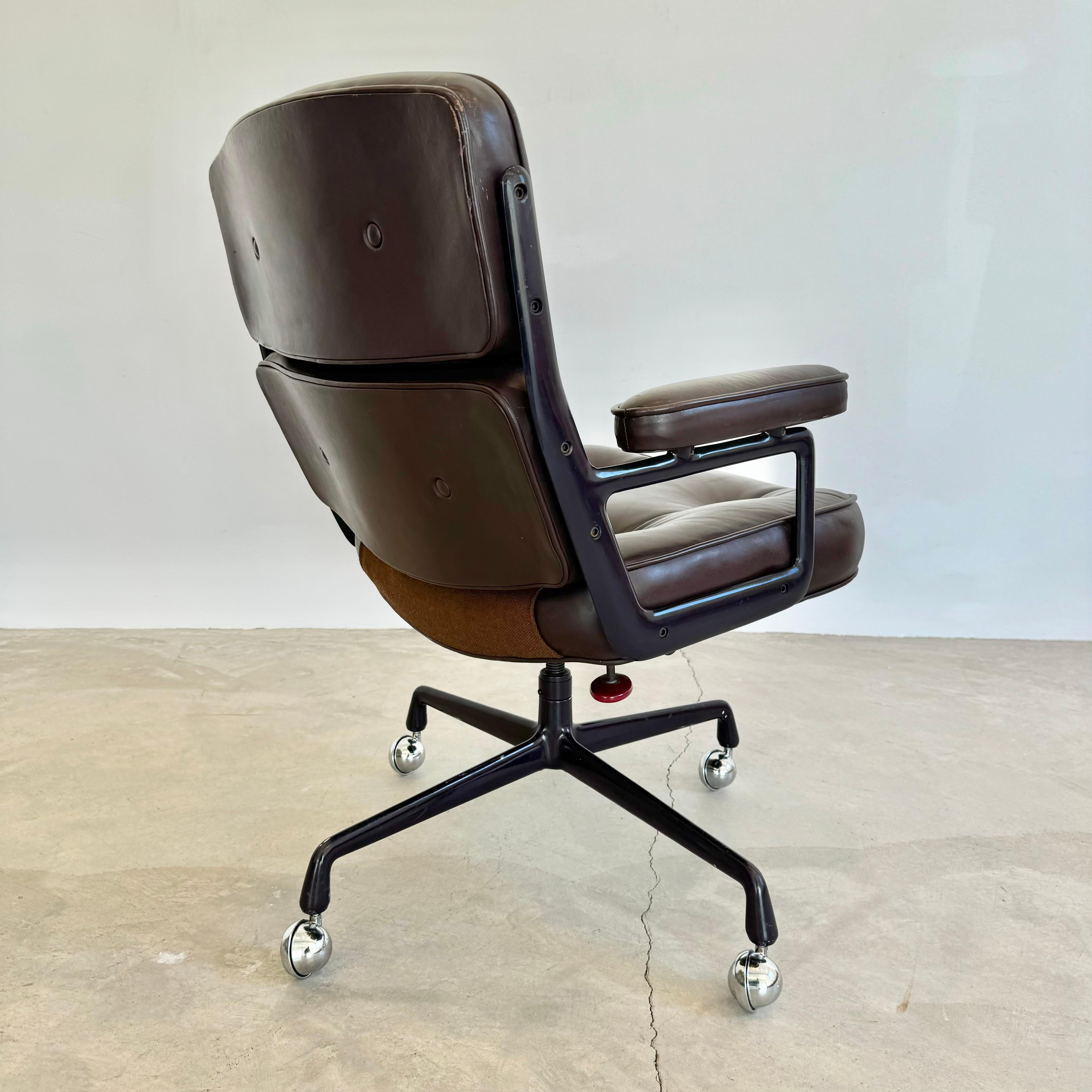 Eames Time Life Chair in Eggplant Leather for Herman Miller, 1984 USA For Sale 3