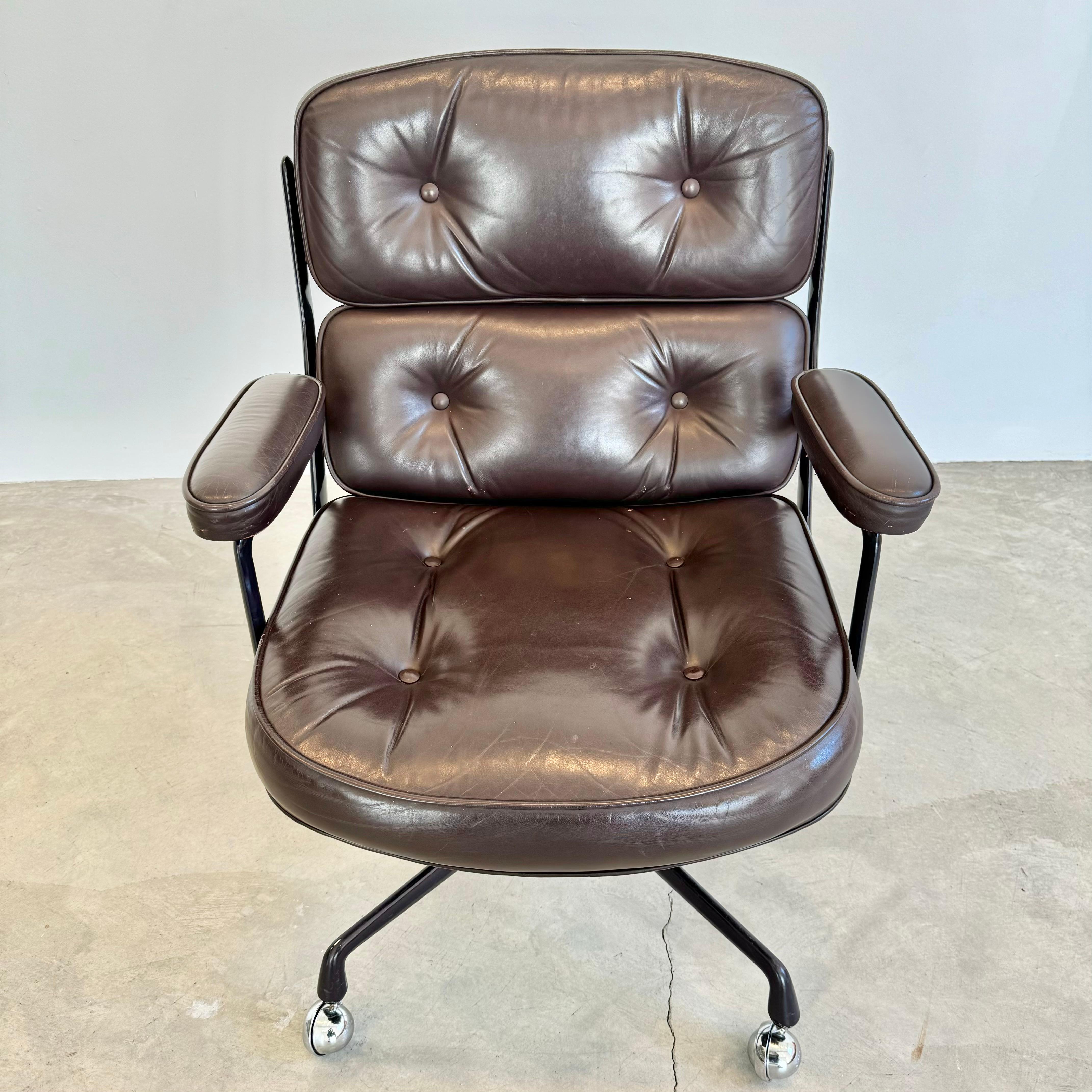 Mid-Century Modern Eames Time Life Chair in Eggplant Leather for Herman Miller, 1984 USA For Sale