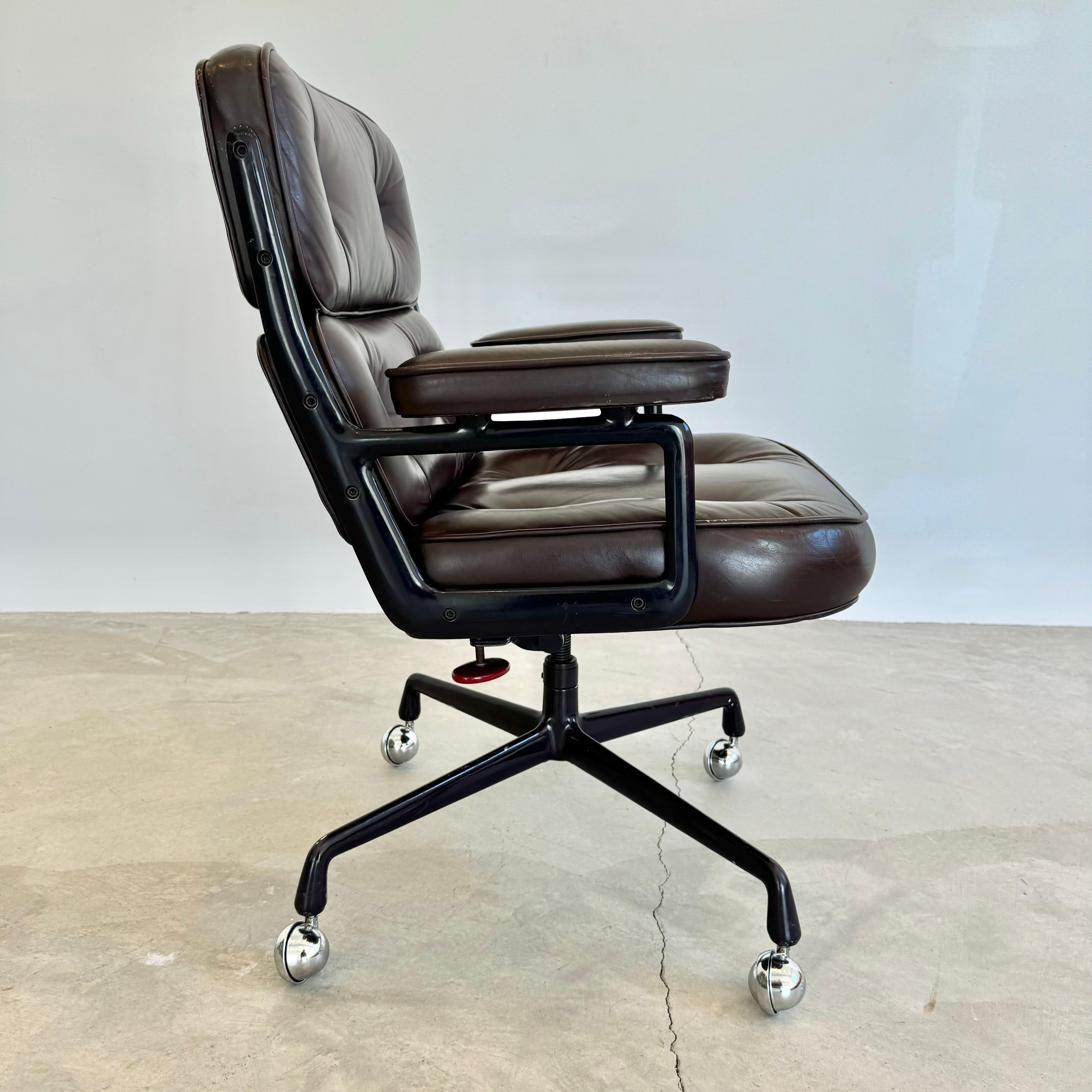 Eames Time Life Chair in Eggplant Leather for Herman Miller, 1984 USA For Sale 1