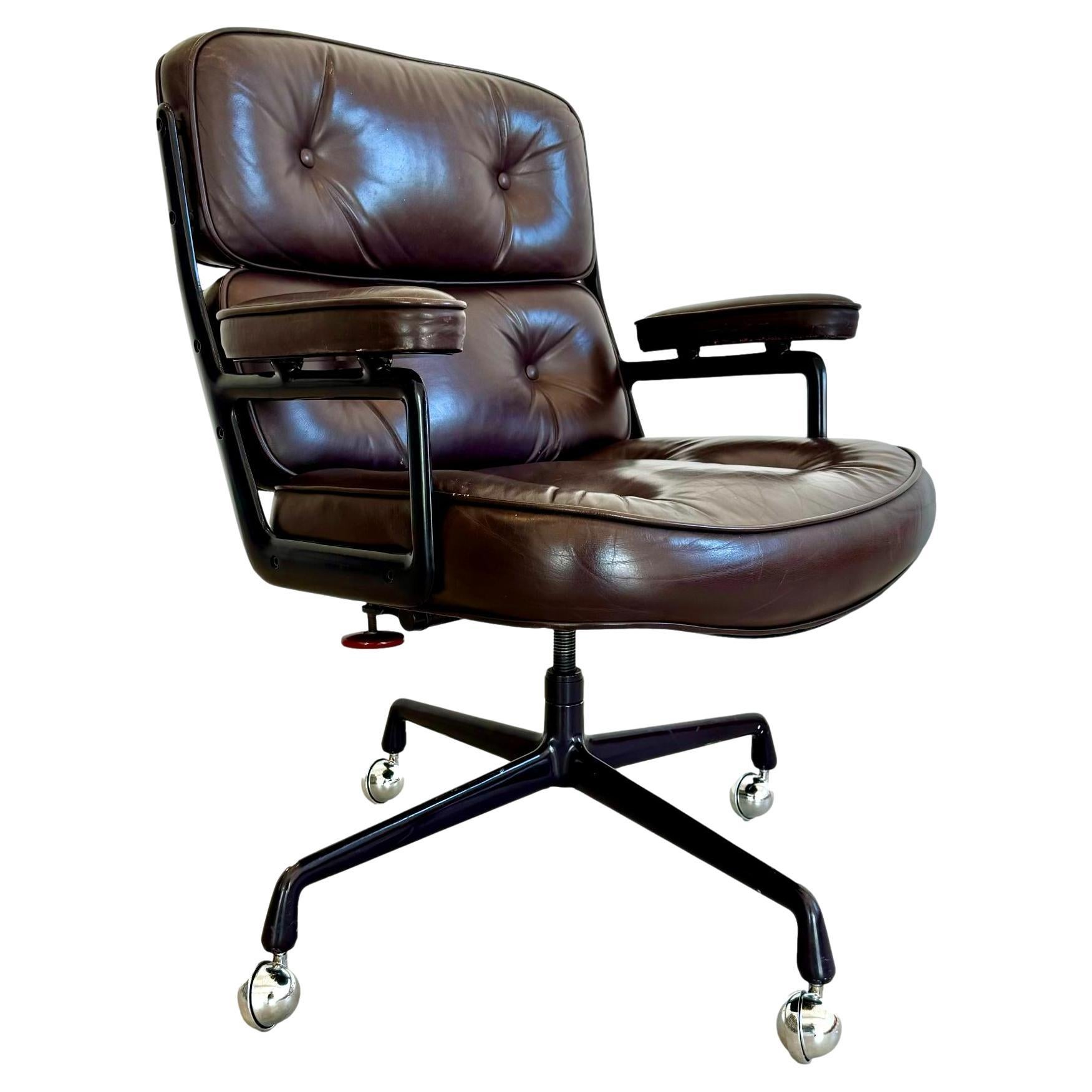 Sedia Eames Time Life in pelle color melanzana per Herman Miller, 1984 USA