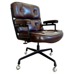 Sedia Eames Time Life in pelle color melanzana per Herman Miller, 1984 USA