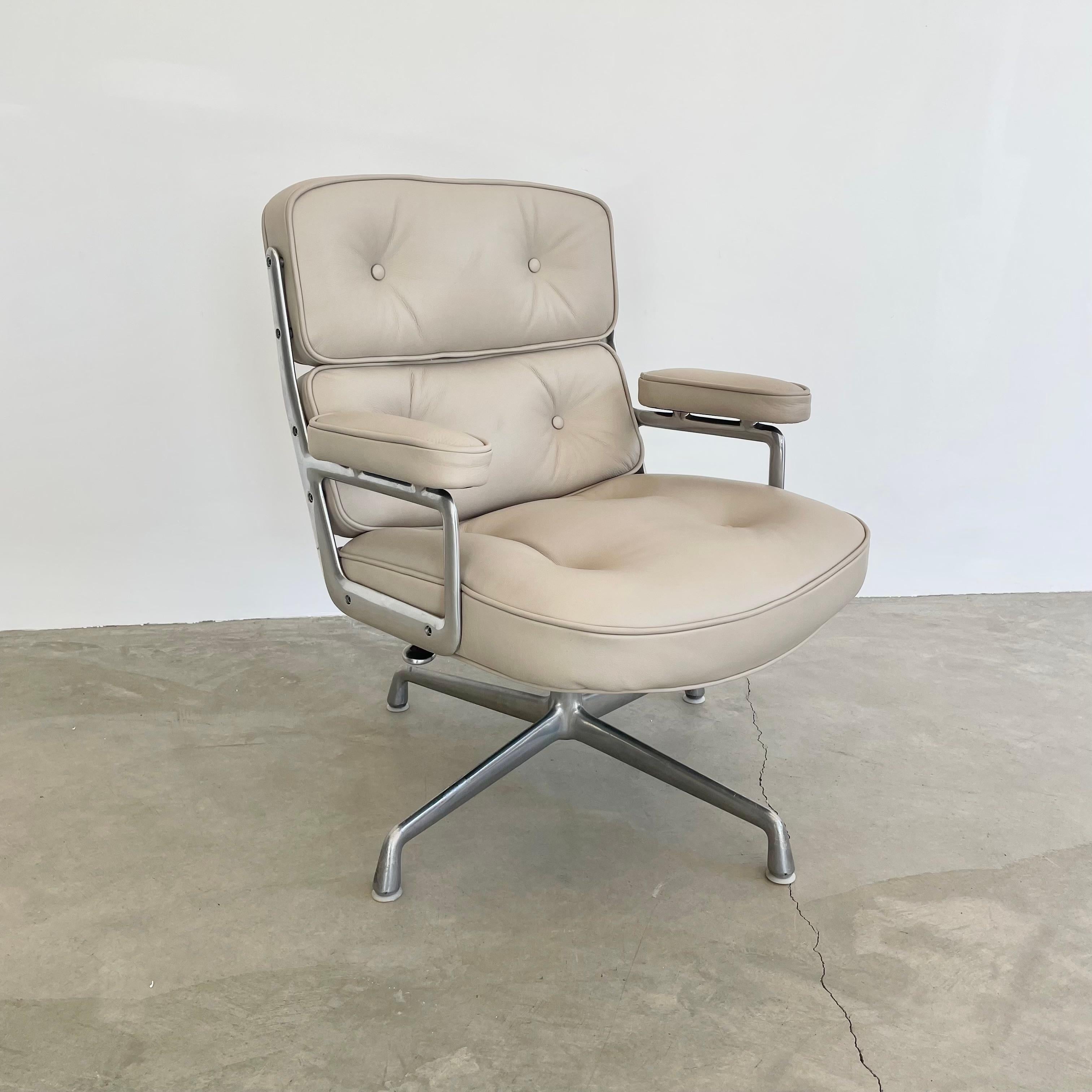 Chaise classique Eames Time Life pour Herman Miller en cuir gris clair avec un cadre et des pieds en aluminium poli fabriqués à Los Angeles, CA. Conçu à l'origine en 1960 par Charles et Ray Eames pour le hall d'entrée de l'immeuble Time Life à New