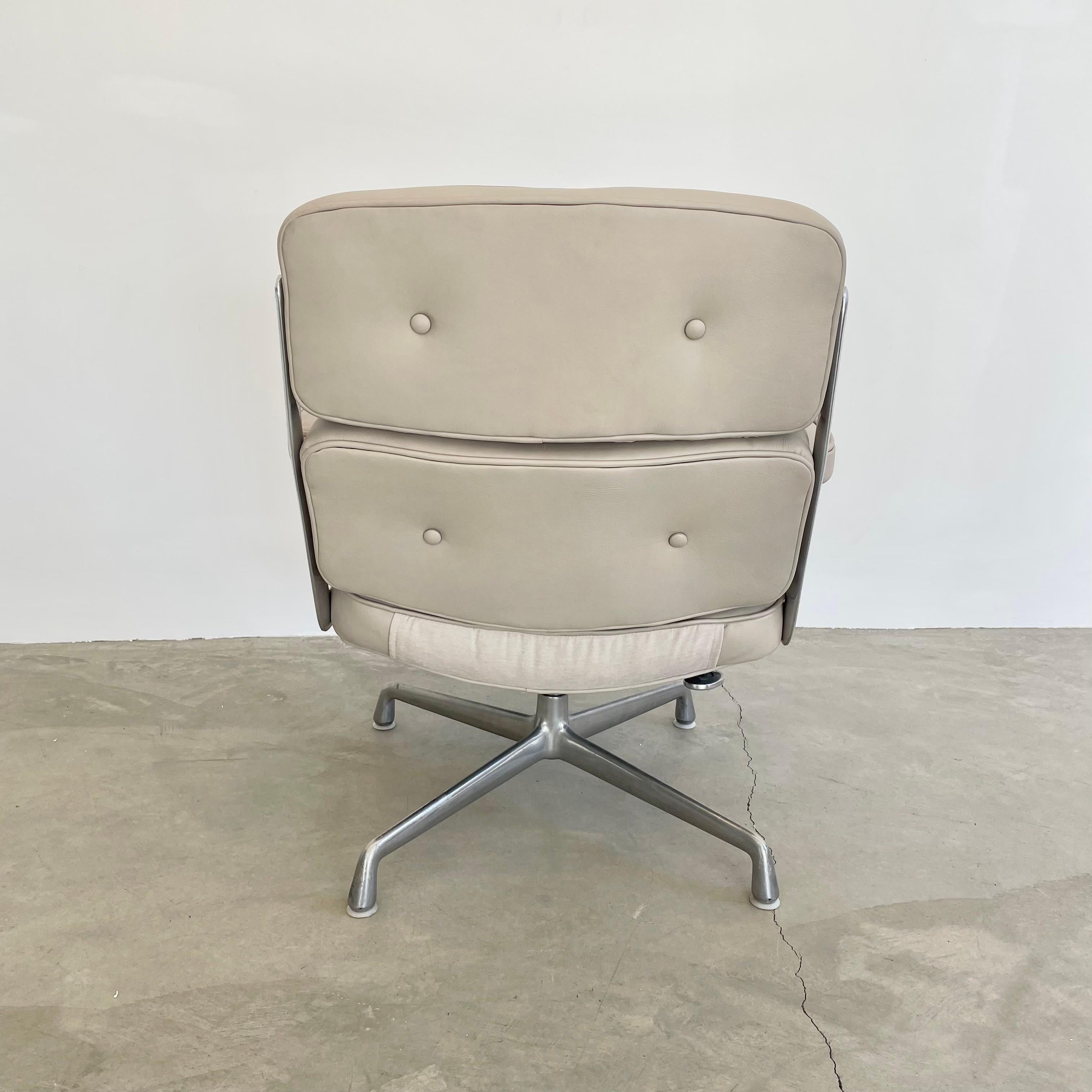 Eames Time Life Chair in Grey Leather for Herman Miller, 1980s In Good Condition For Sale In Los Angeles, CA