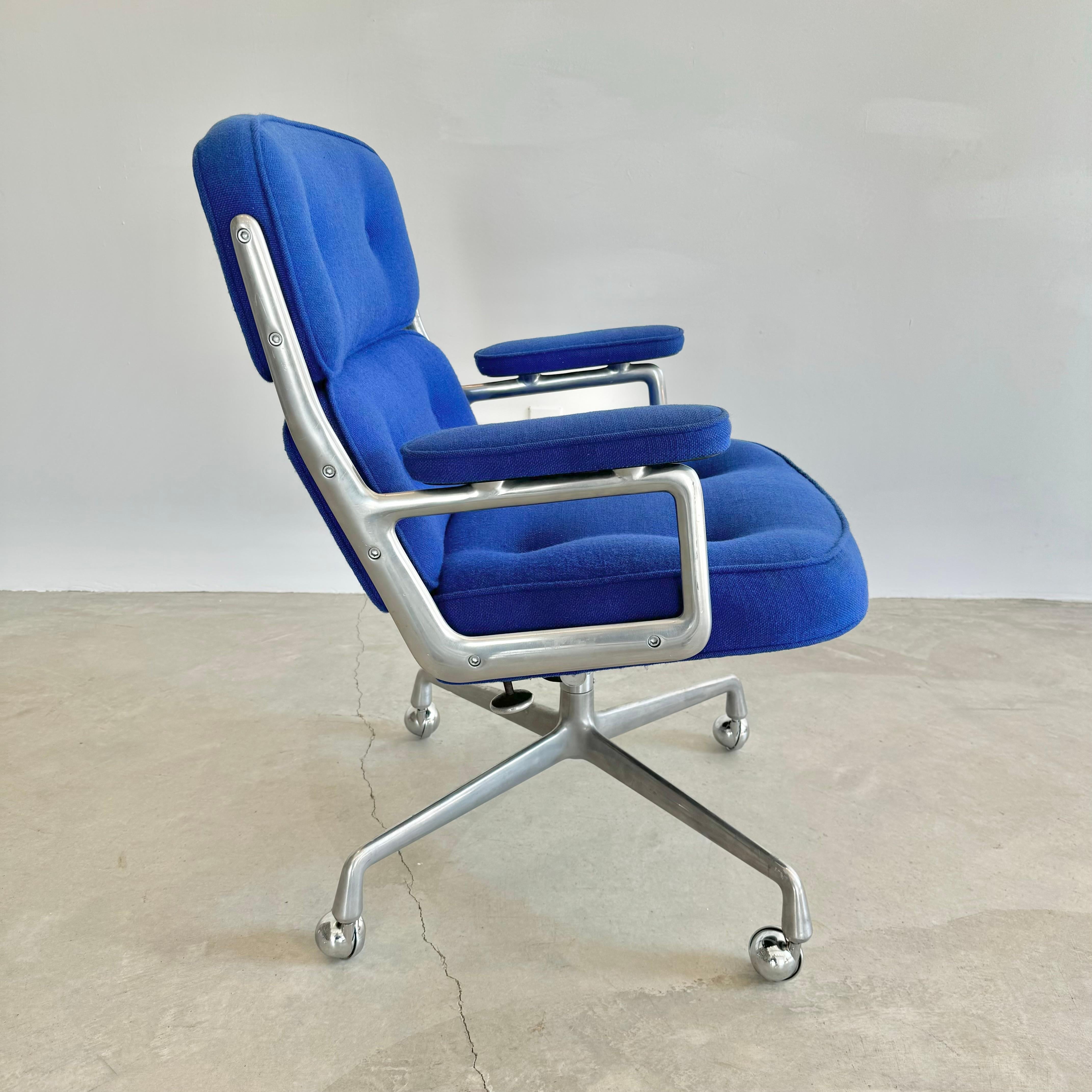 Aluminum Eames Time Life Chair in Navy Blue Burlap for Herman Miller, 1970s USA