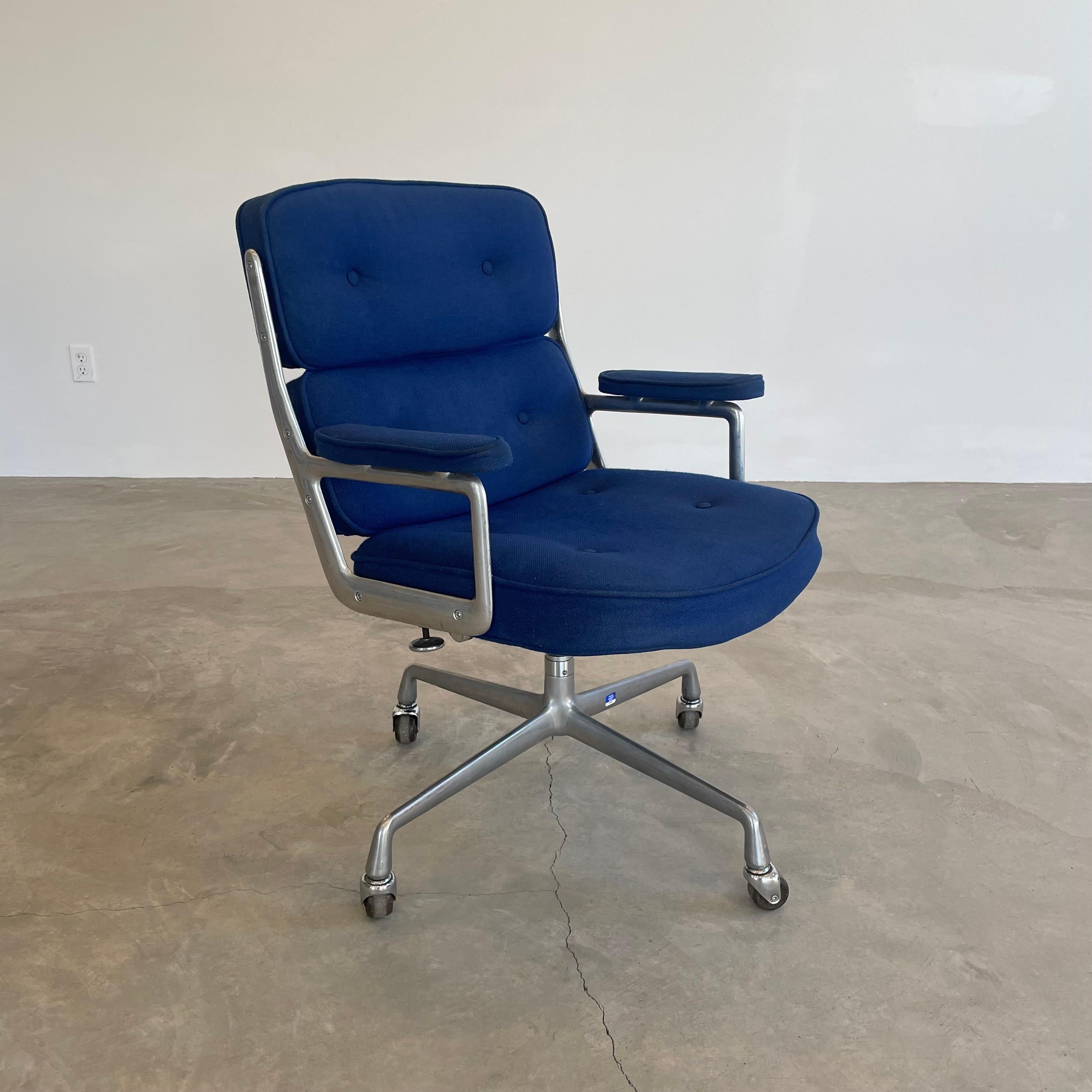 Mid-Century Modern Eames Time Life Chair in Navy Blue Burlap for Herman Miller, 1978 USA For Sale