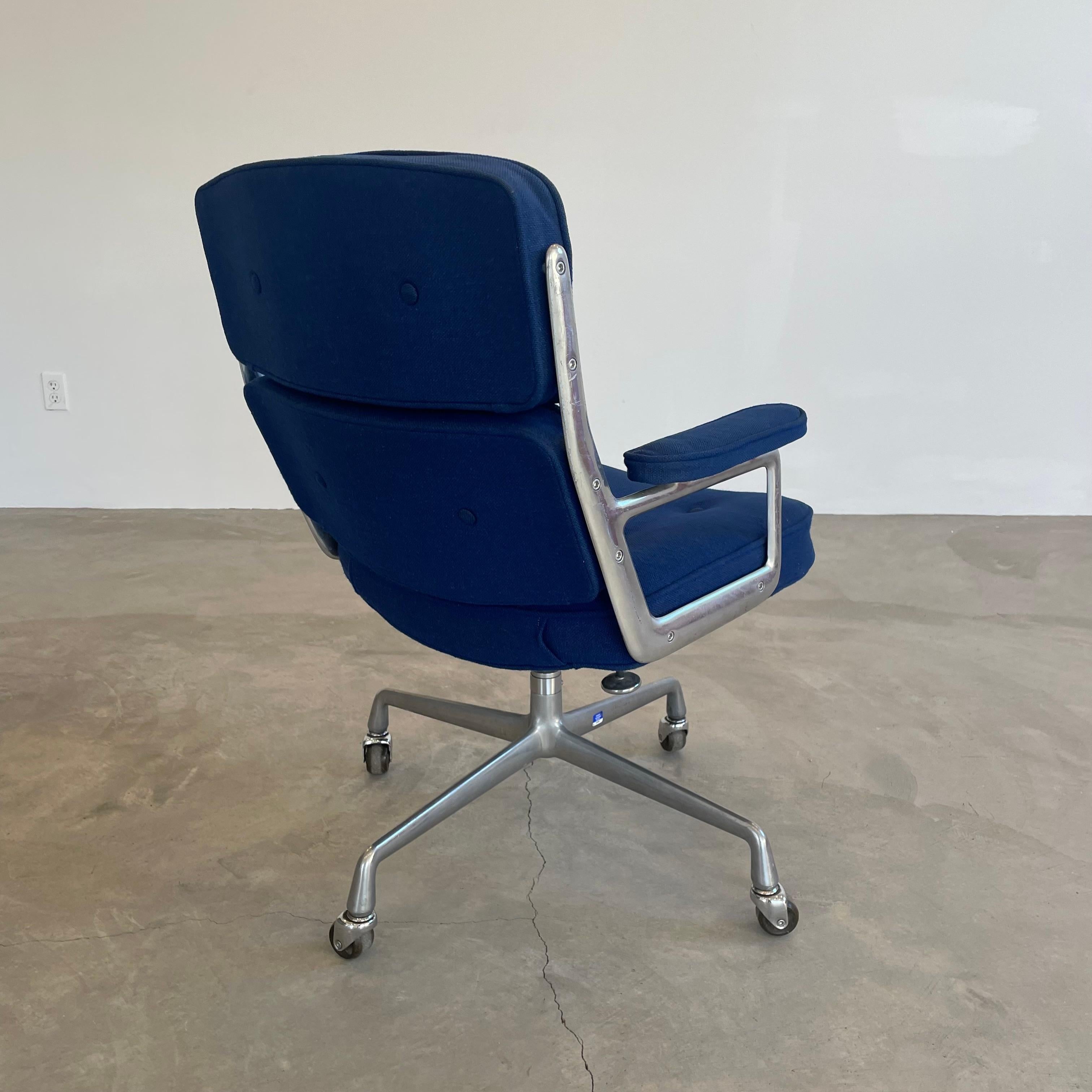 Eames Time Life Chair in Navy Blue Burlap for Herman Miller, 1978 USA In Good Condition For Sale In Los Angeles, CA