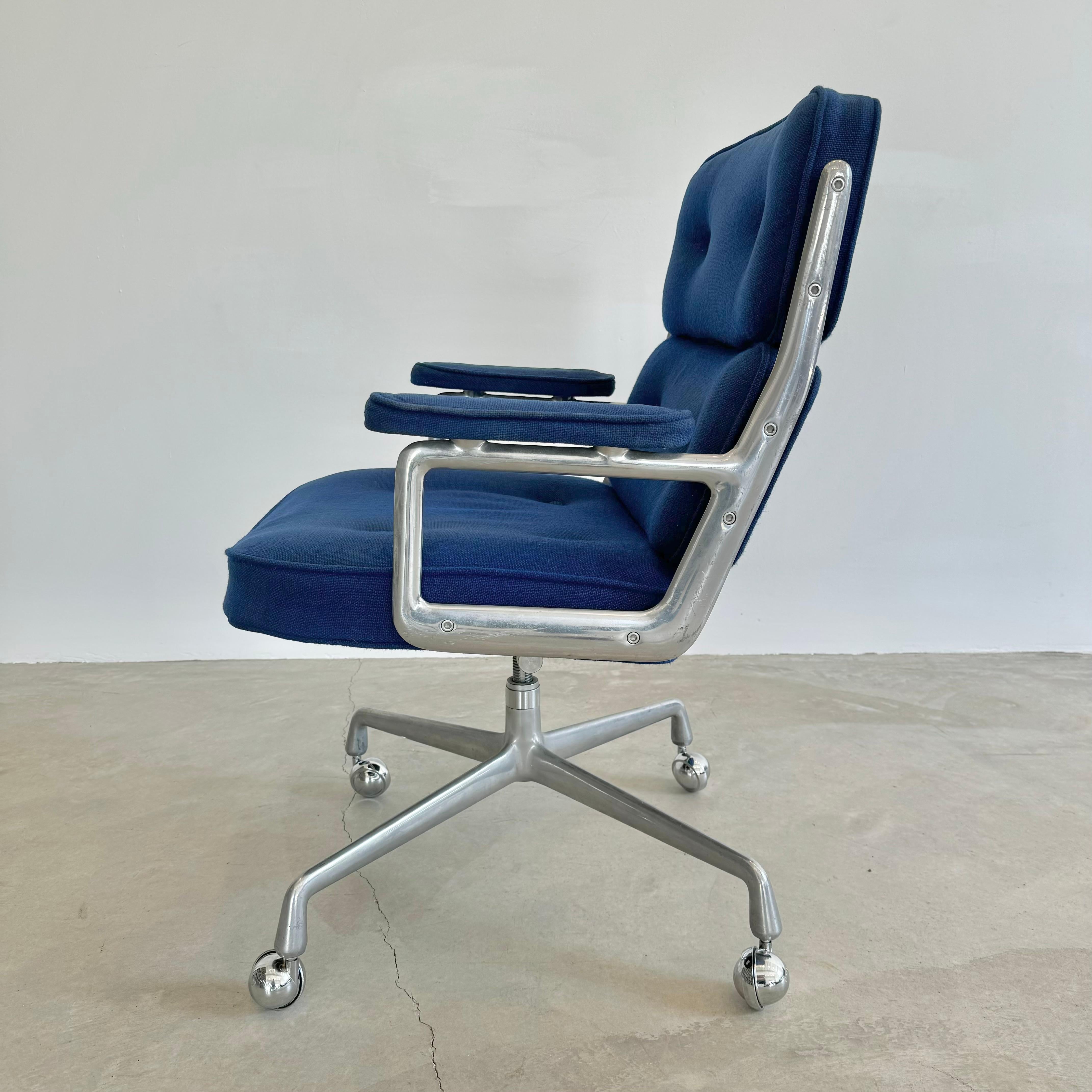 Mid-Century Modern Eames Time Life Chair in Navy Blue Burlap for Herman Miller, 1978 USA For Sale