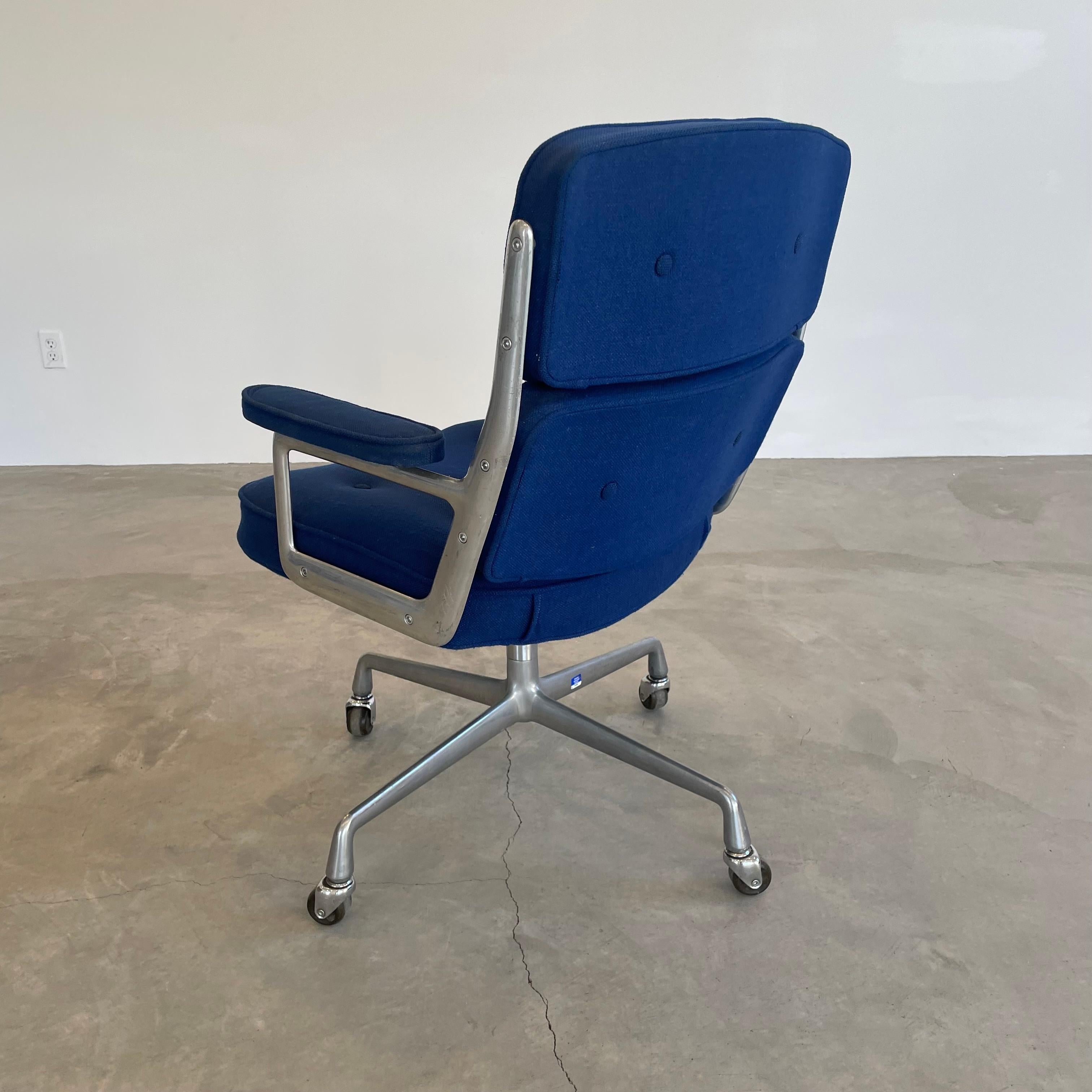 Aluminum Eames Time Life Chair in Navy Blue Burlap for Herman Miller, 1978 USA For Sale