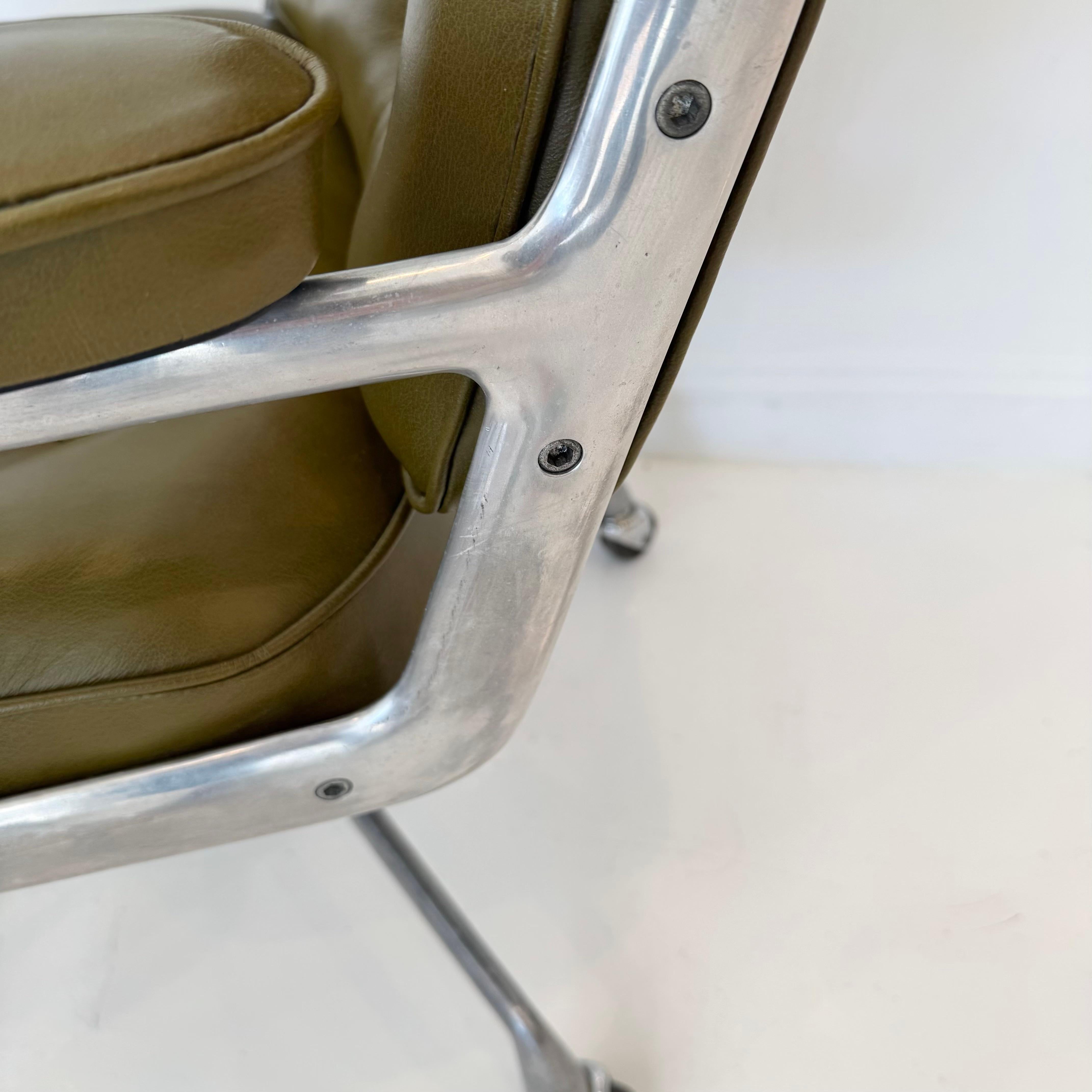 Sedia Eames Time Life in pelle d'ulivo per Herman Miller, anni '80 USA in vendita 7