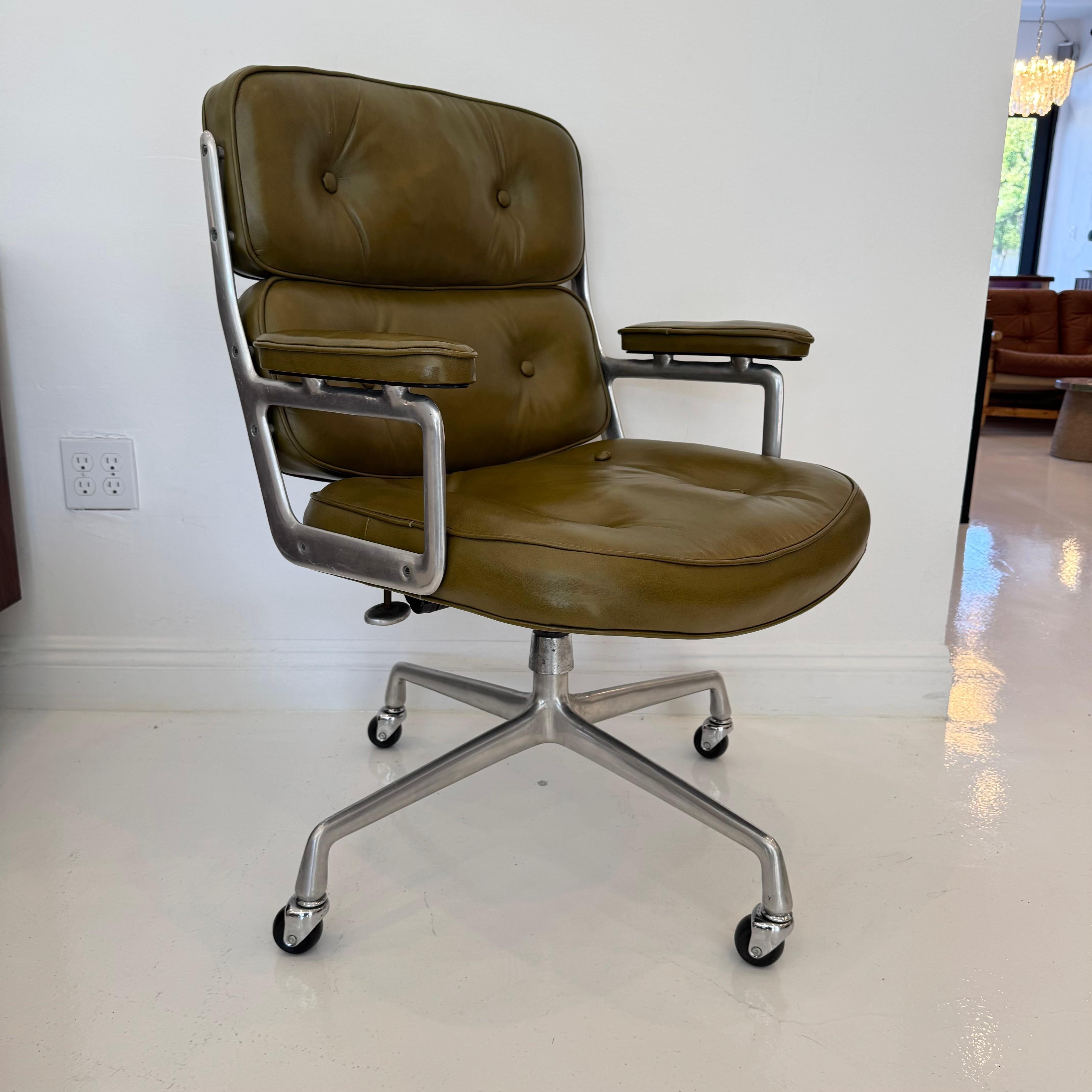 Ajoutez une subtile touche de couleur à votre bureau avec cette superbe chaise Eames Time Life en cuir olive brillant pour Herman Miller. Le cuir est souple et vibrant, avec quelques traces d'usure comme indiqué. Extrêmement confortable et usé. Le