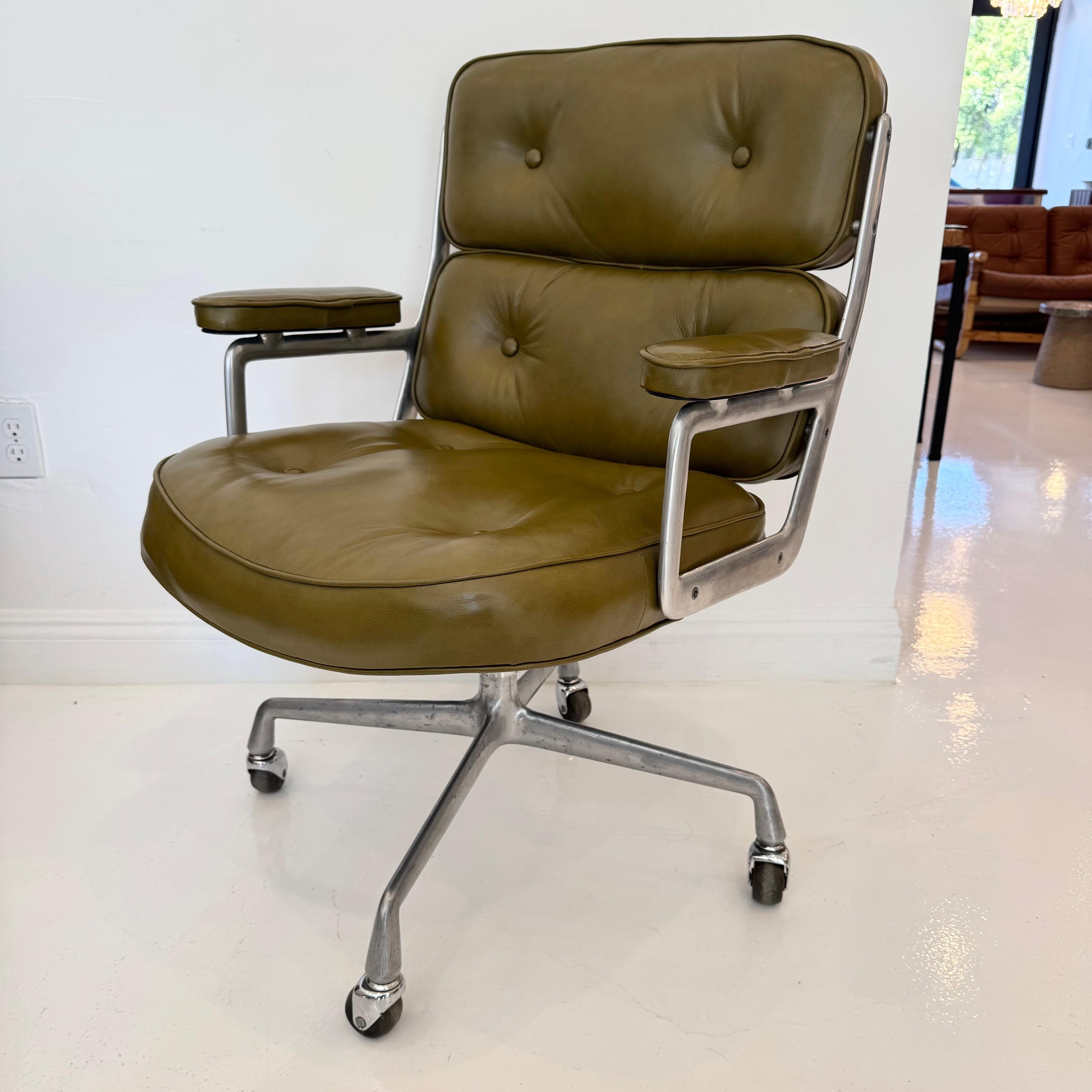 Aggiungi un tocco di colore al tuo ufficio con questa splendida sedia Eames Time Life in pelle color oliva per Herman Miller. La pelle è morbida e vibrante, con qualche segno di usura come mostrato. Estremamente comode e indossate. La sedia è