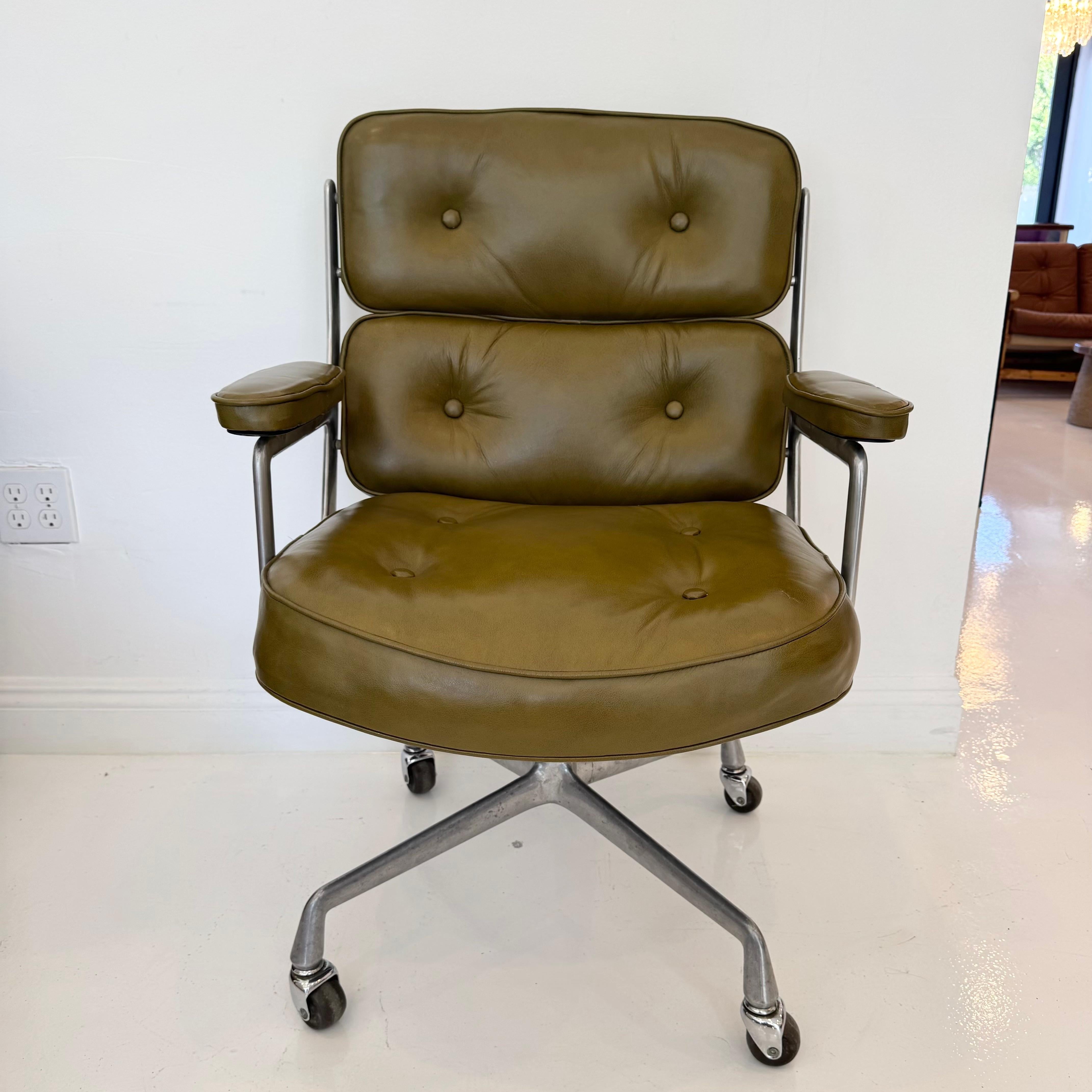 Mid-Century moderno Sedia Eames Time Life in pelle d'ulivo per Herman Miller, anni '80 USA in vendita
