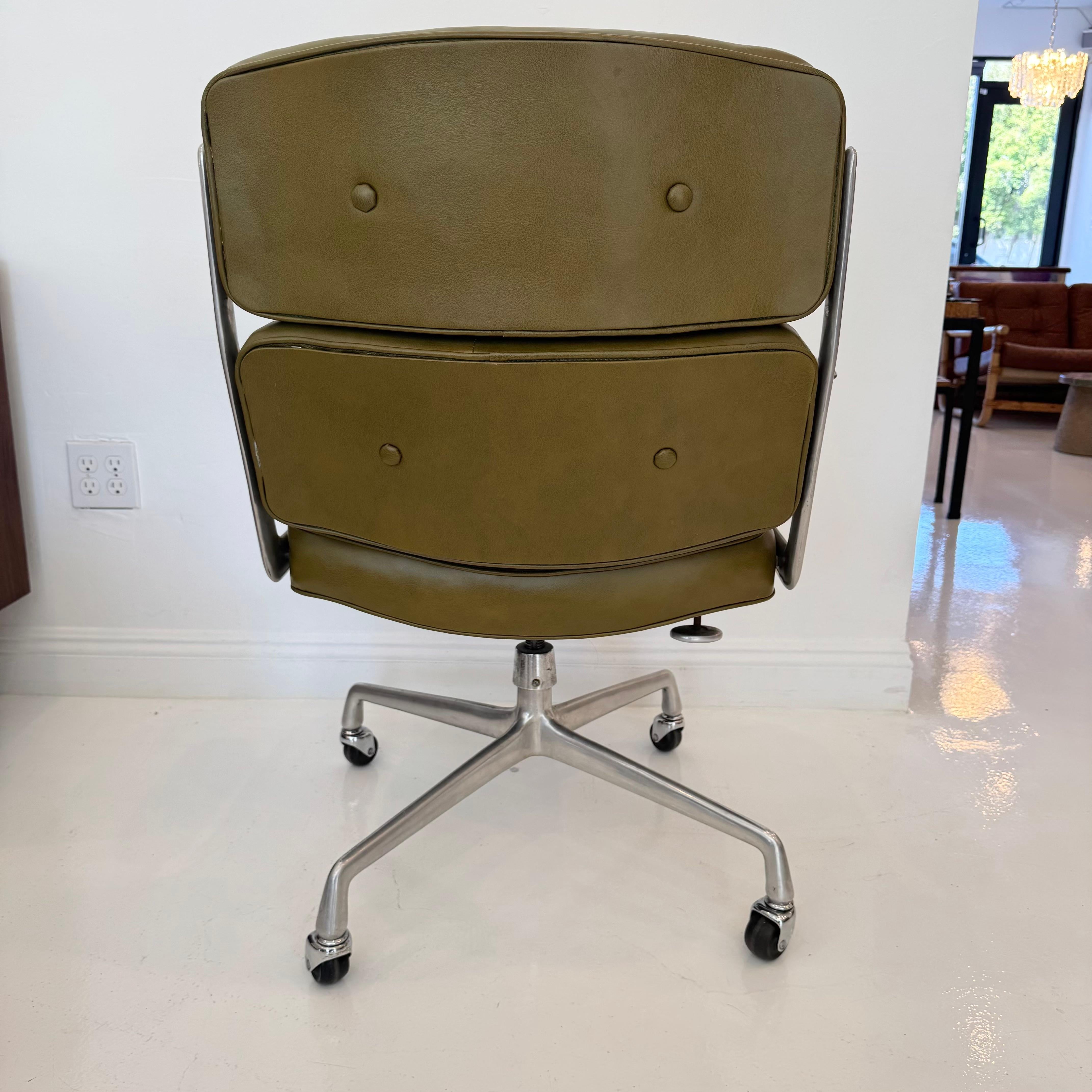 Chaise Eames Time Life en cuir olive pour Herman Miller, années 1980 aux États-Unis Bon état - En vente à Los Angeles, CA