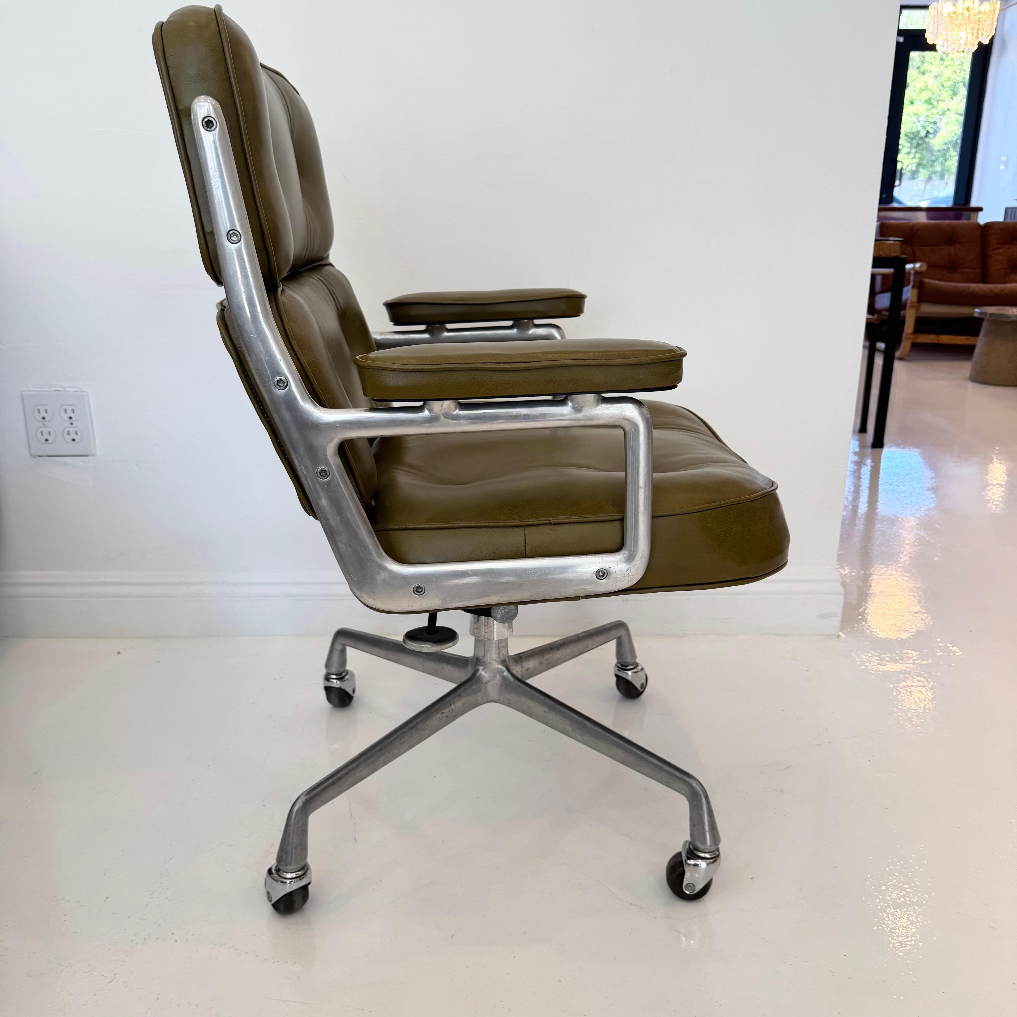 Sedia Eames Time Life in pelle d'ulivo per Herman Miller, anni '80 USA In condizioni buone in vendita a Los Angeles, CA