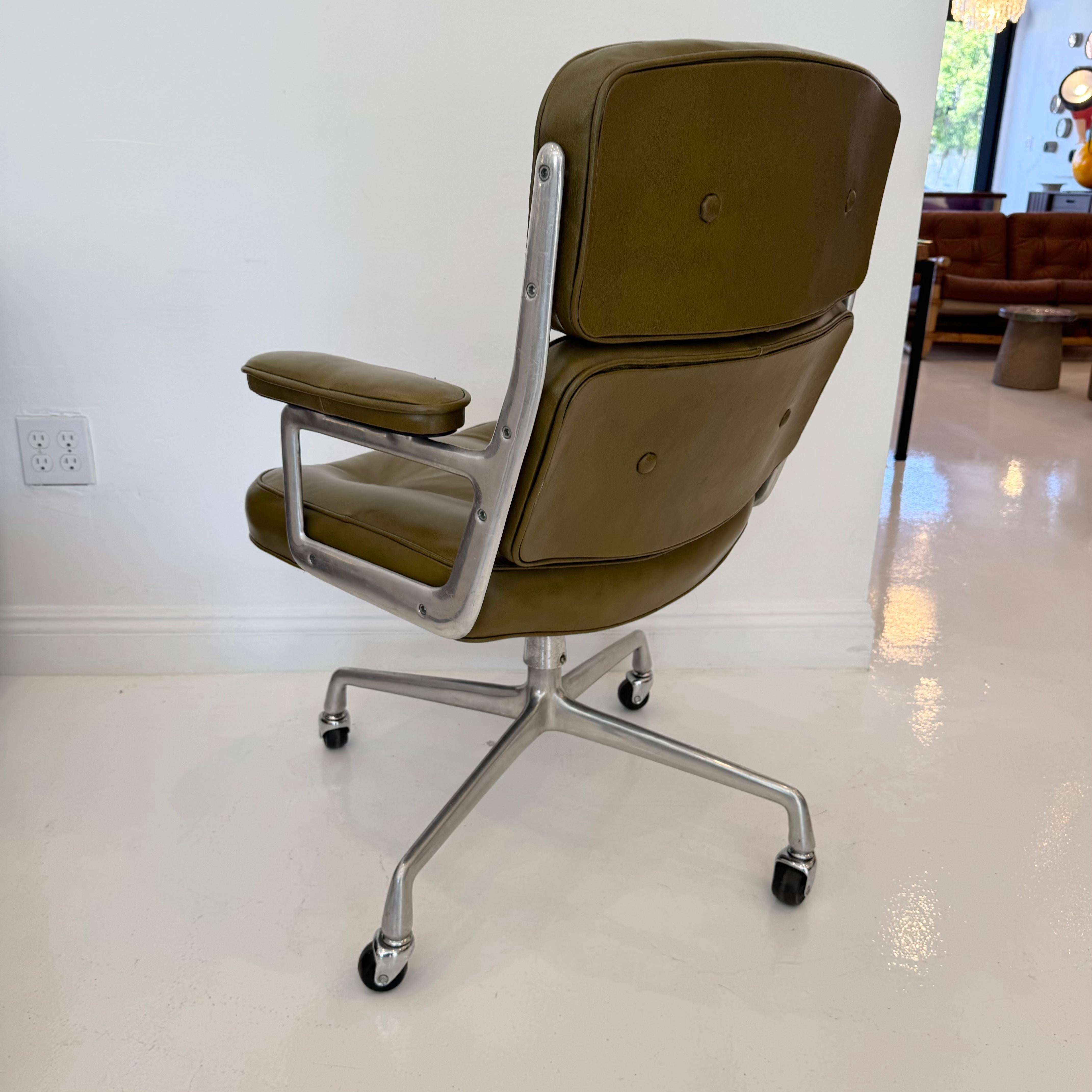 Fin du 20e siècle Chaise Eames Time Life en cuir olive pour Herman Miller, années 1980 aux États-Unis en vente