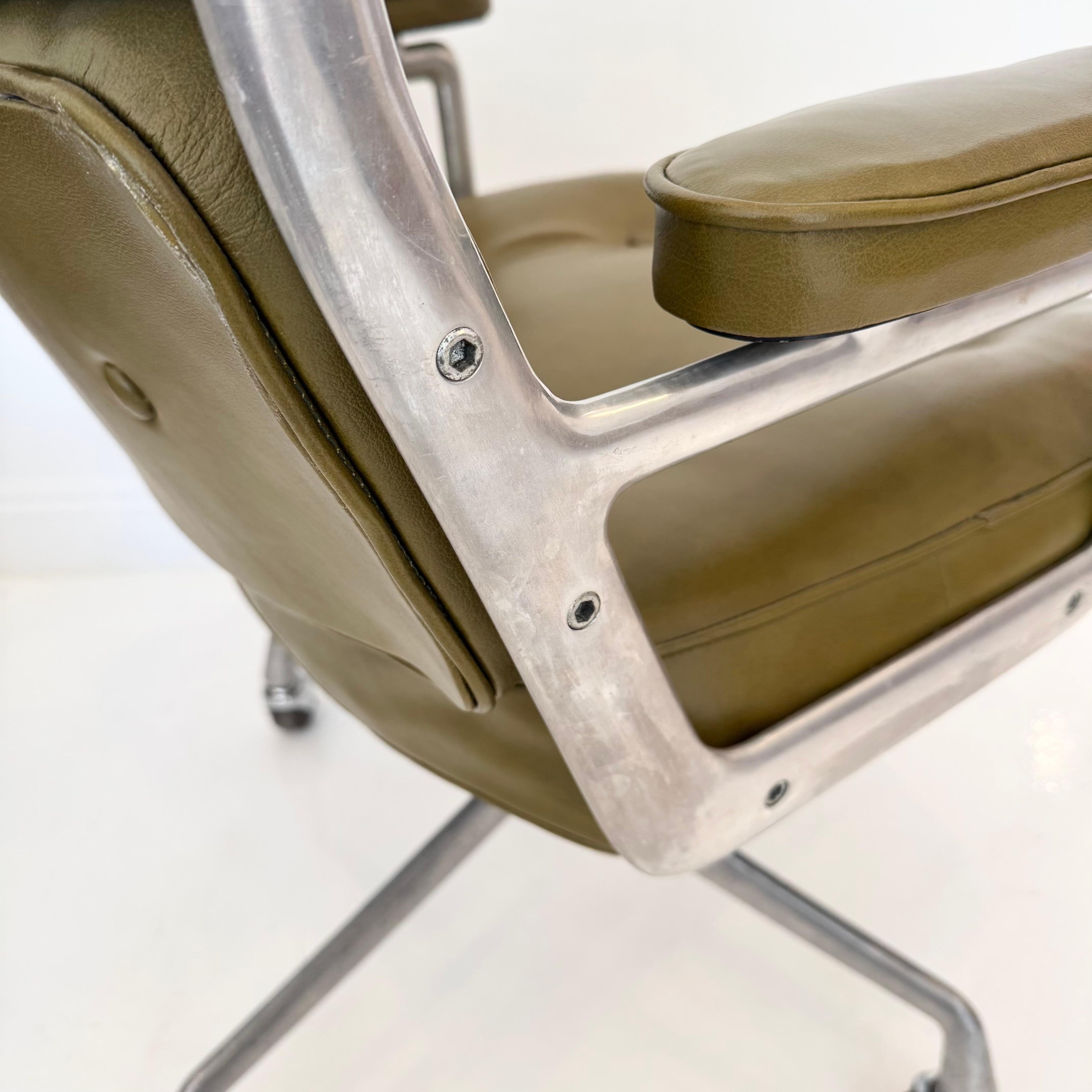 Fine XX secolo Sedia Eames Time Life in pelle d'ulivo per Herman Miller, anni '80 USA in vendita