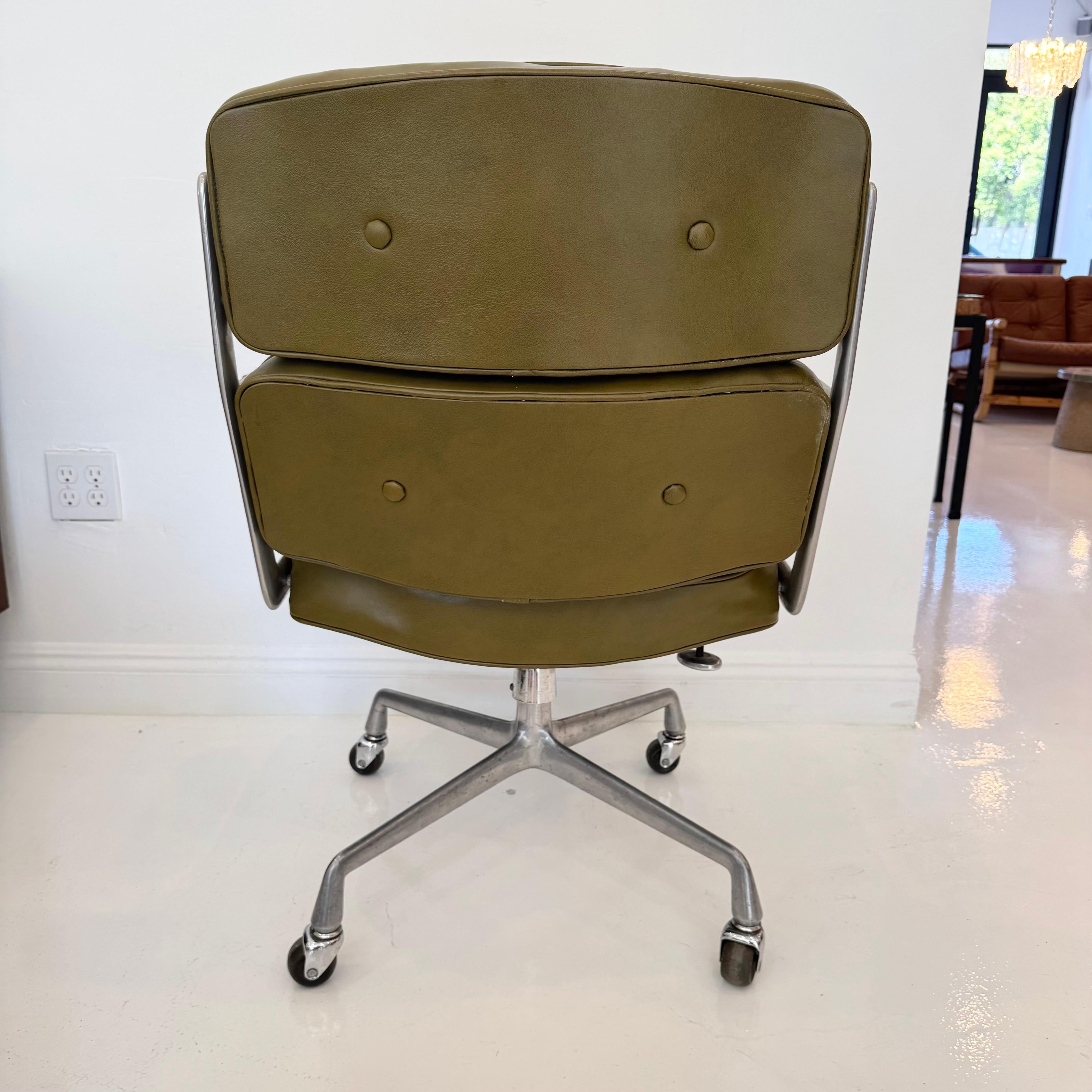 Alluminio Sedia Eames Time Life in pelle d'ulivo per Herman Miller, anni '80 USA in vendita