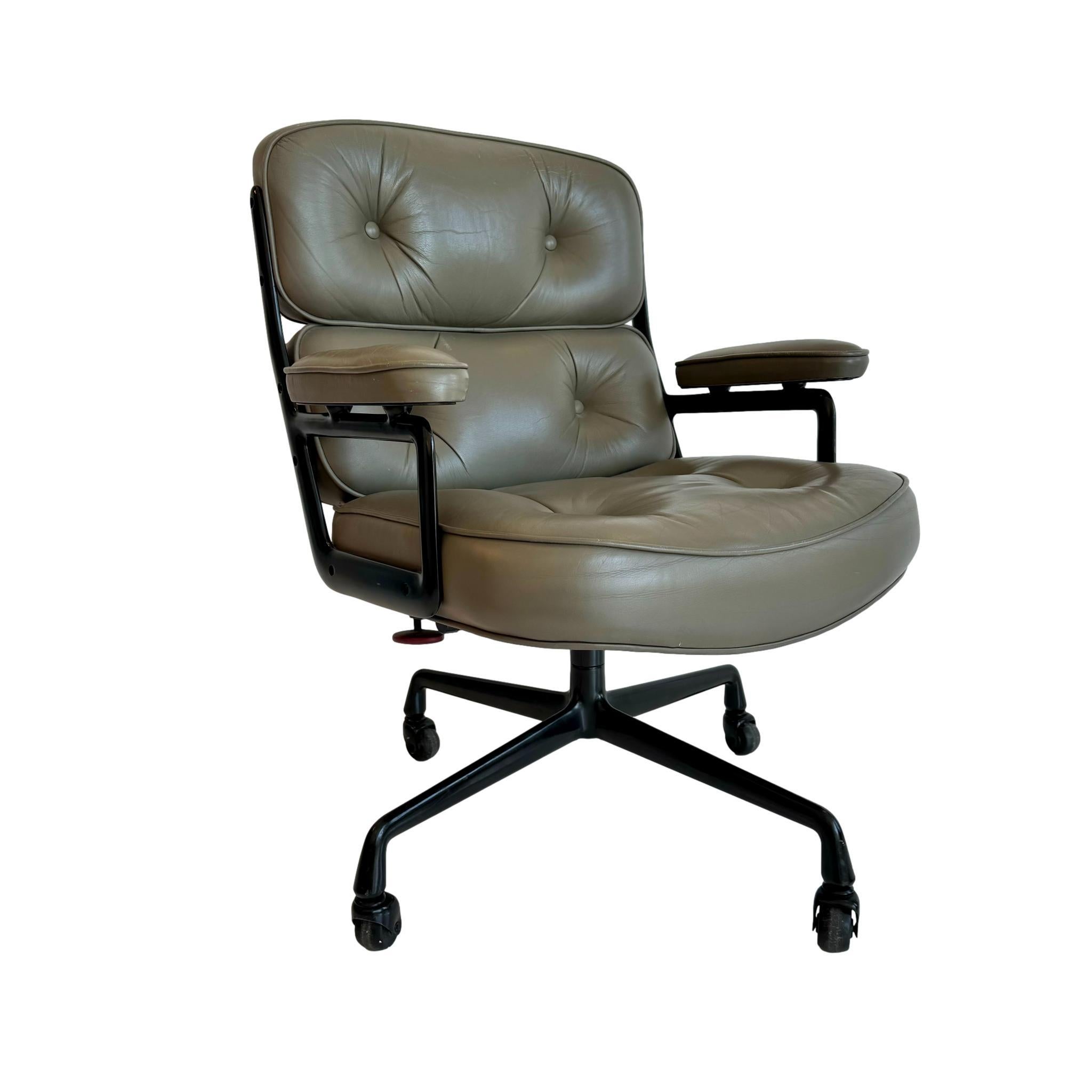 Silla Classic Eames Time Life de piel de olivo para Herman Miller, hacia 1984. Piel de color oliva con desgaste, como se muestra. Extremadamente cómodo y desgastado. Silla giratoria y reclinable. La altura es ajustable. Estructura y patas de metal