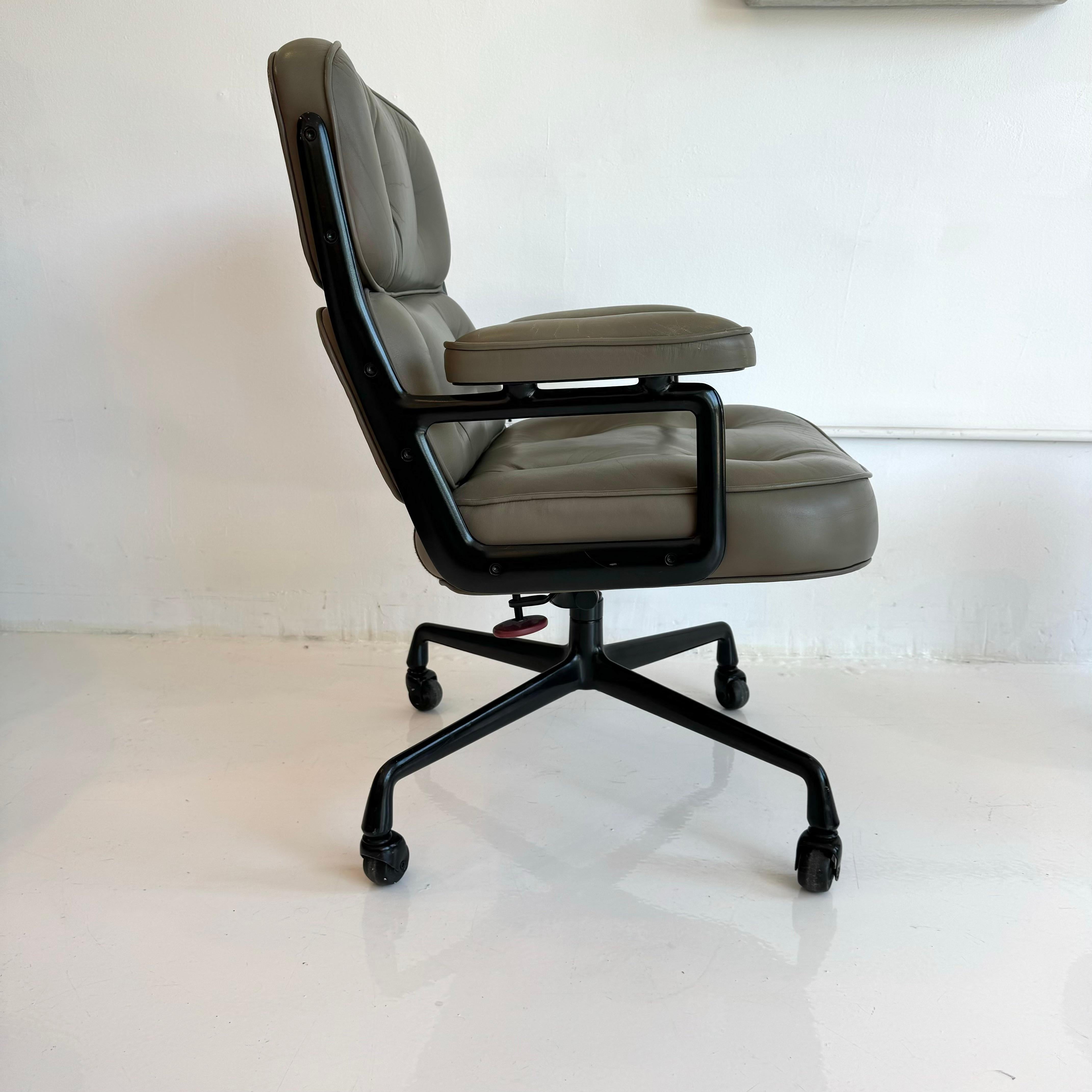 Silla Eames Time Life de piel de olivo para Herman Miller, c. 1984 EE.UU. Moderno de mediados de siglo
