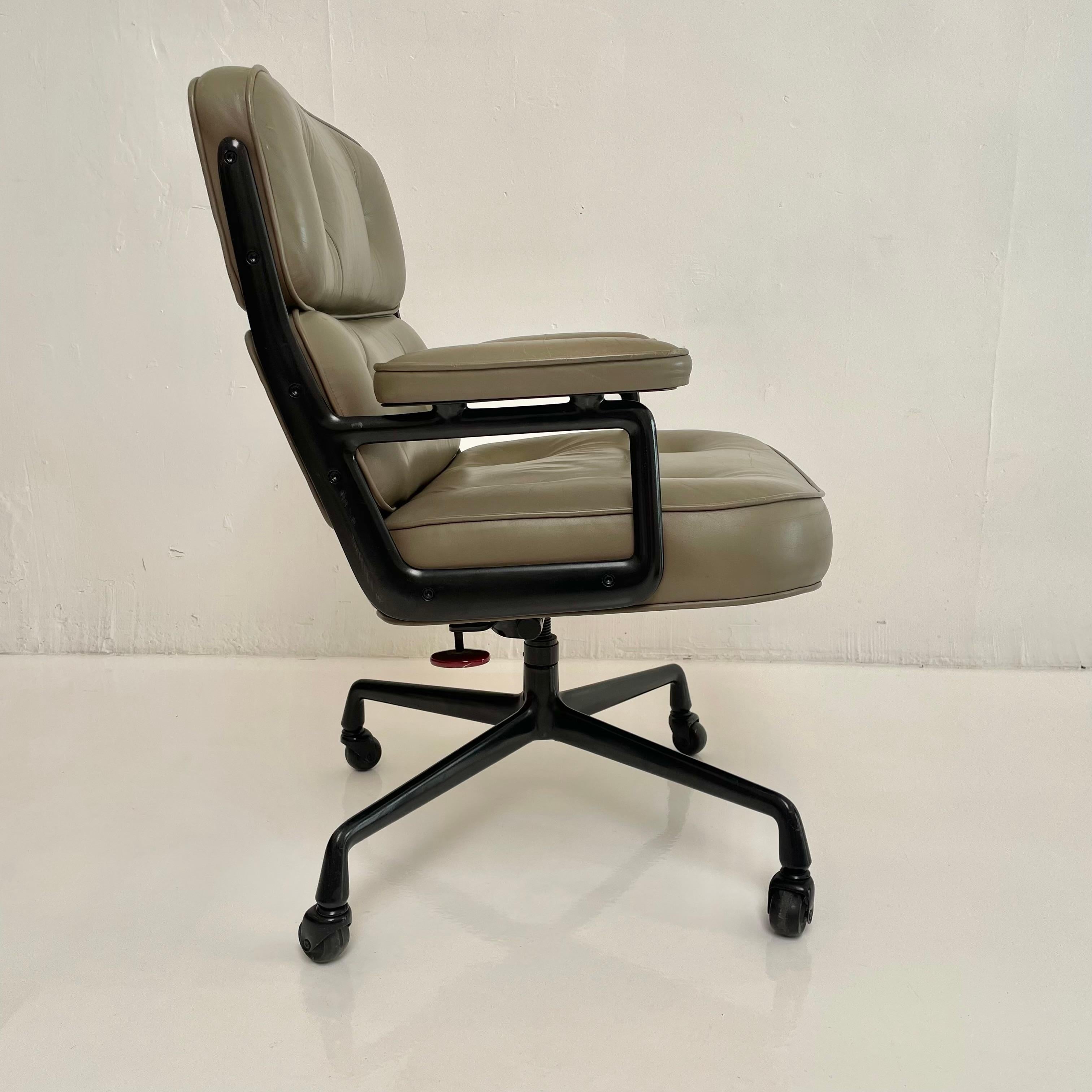 North American Eames Time Life Chair in Olive Leather for Herman Miller, c. 1984 USA