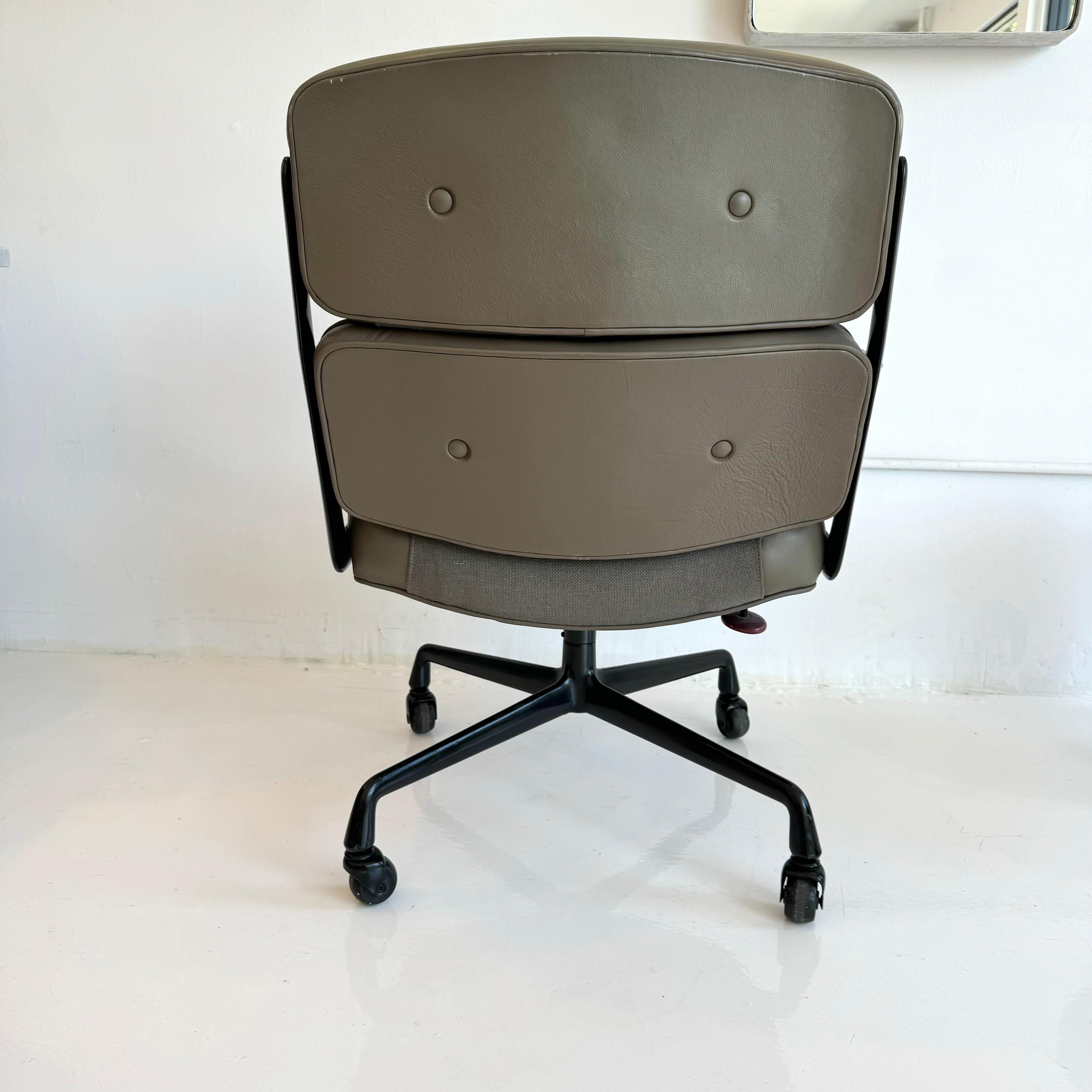 Silla Eames Time Life de piel de olivo para Herman Miller, c. 1984 EE.UU. Norteamericano