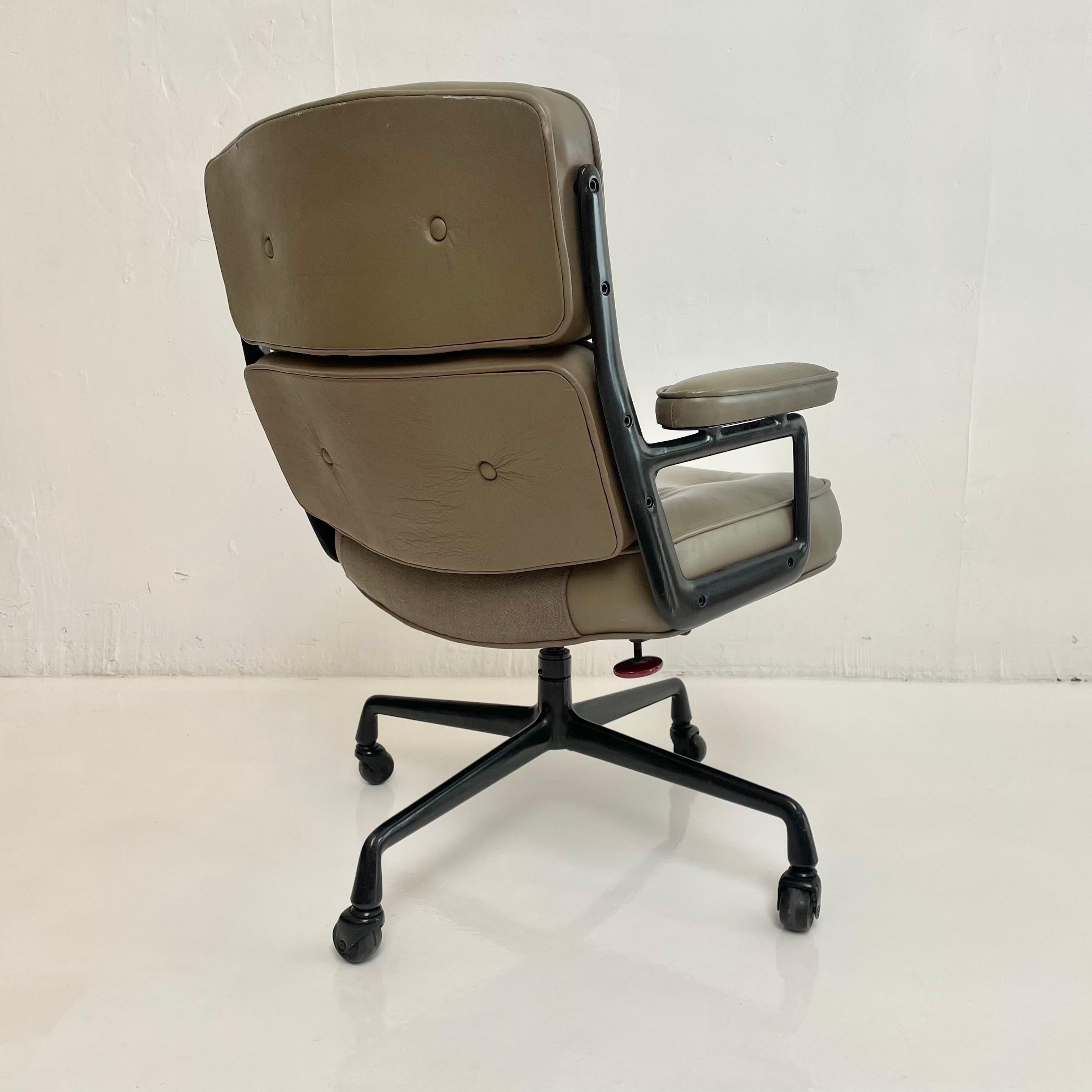 Eames Time Life Chair in Olive Leather for Herman Miller, c. 1984 USA In Good Condition In Los Angeles, CA