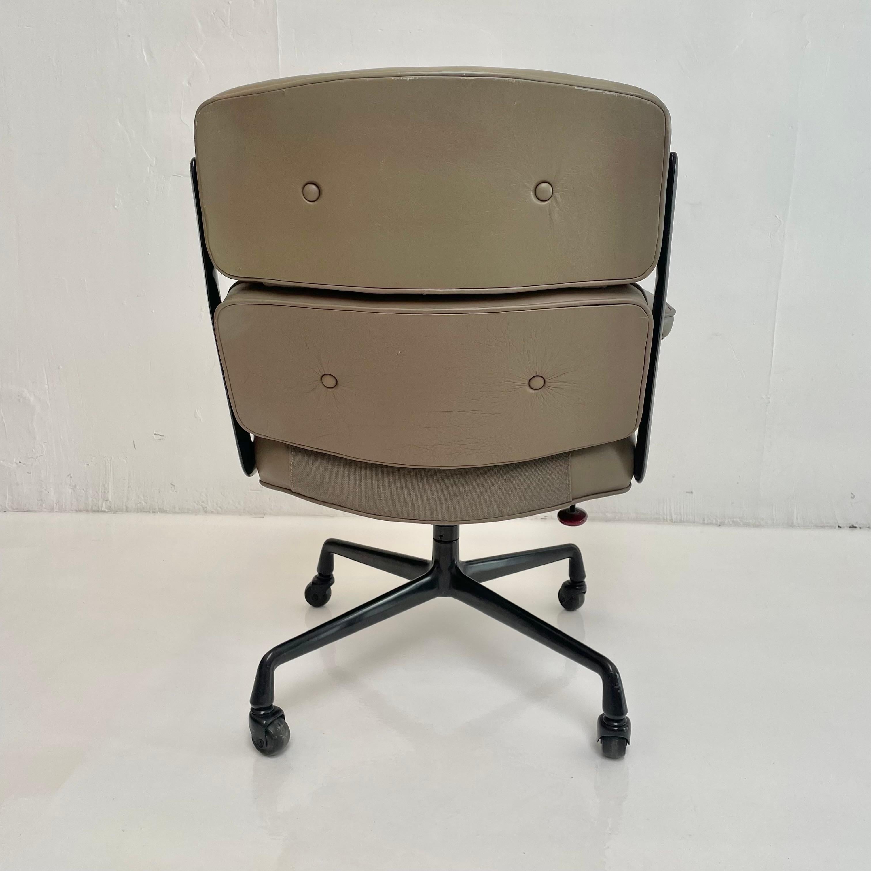 Late 20th Century Eames Time Life Chair in Olive Leather for Herman Miller, c. 1984 USA