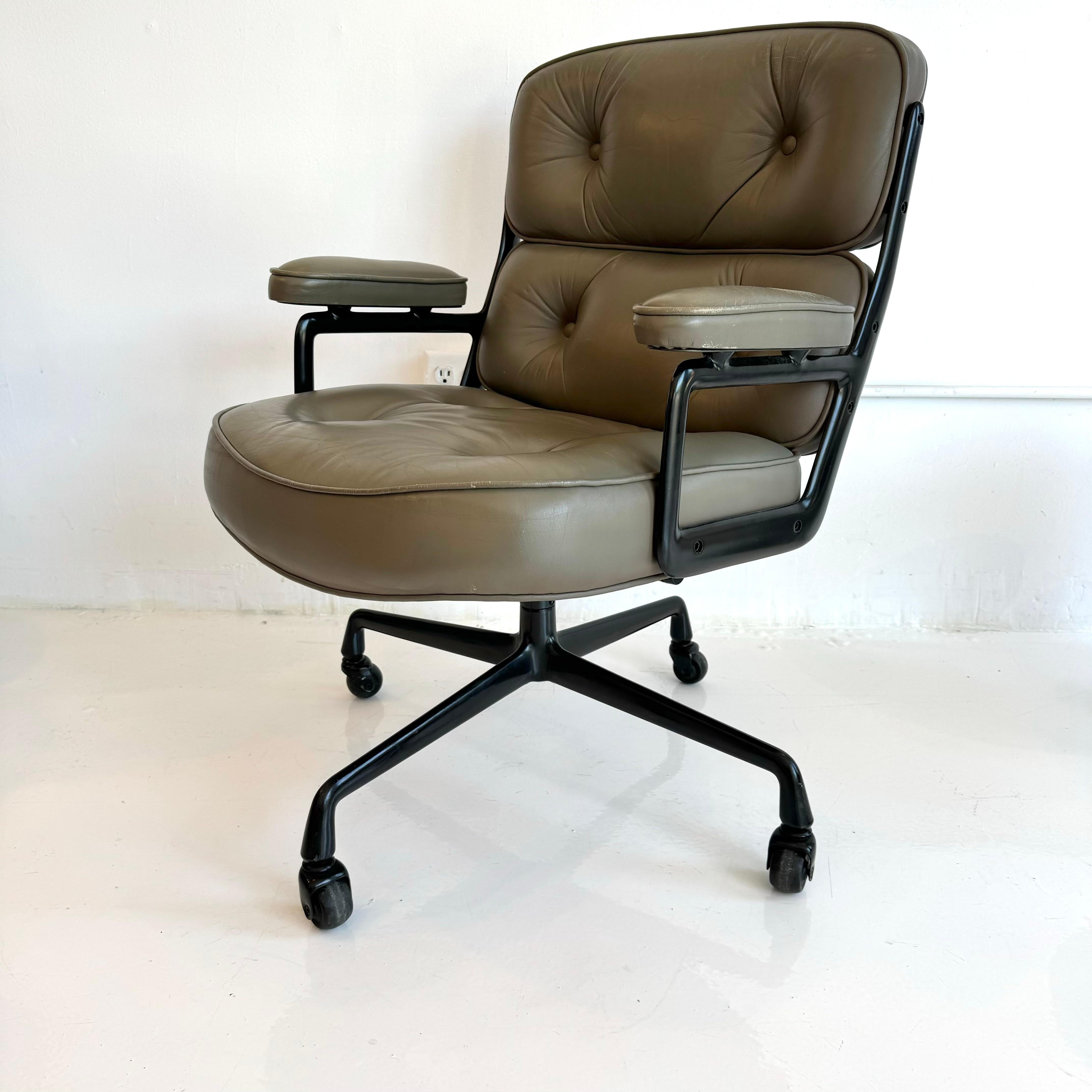 Silla Eames Time Life de piel de olivo para Herman Miller, c. 1984 EE.UU. finales del siglo XX