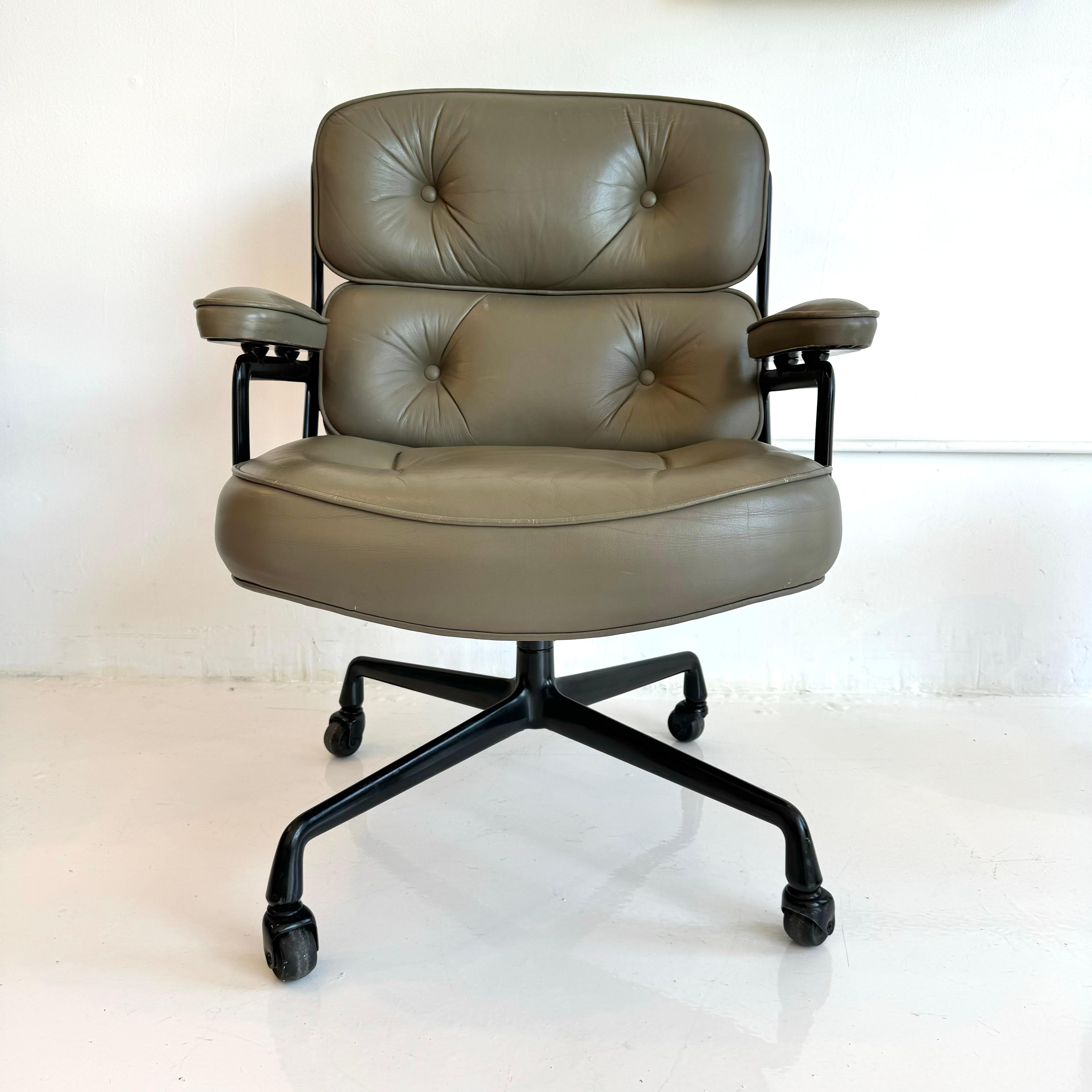 Silla Eames Time Life de piel de olivo para Herman Miller, c. 1984 EE.UU. Aluminio