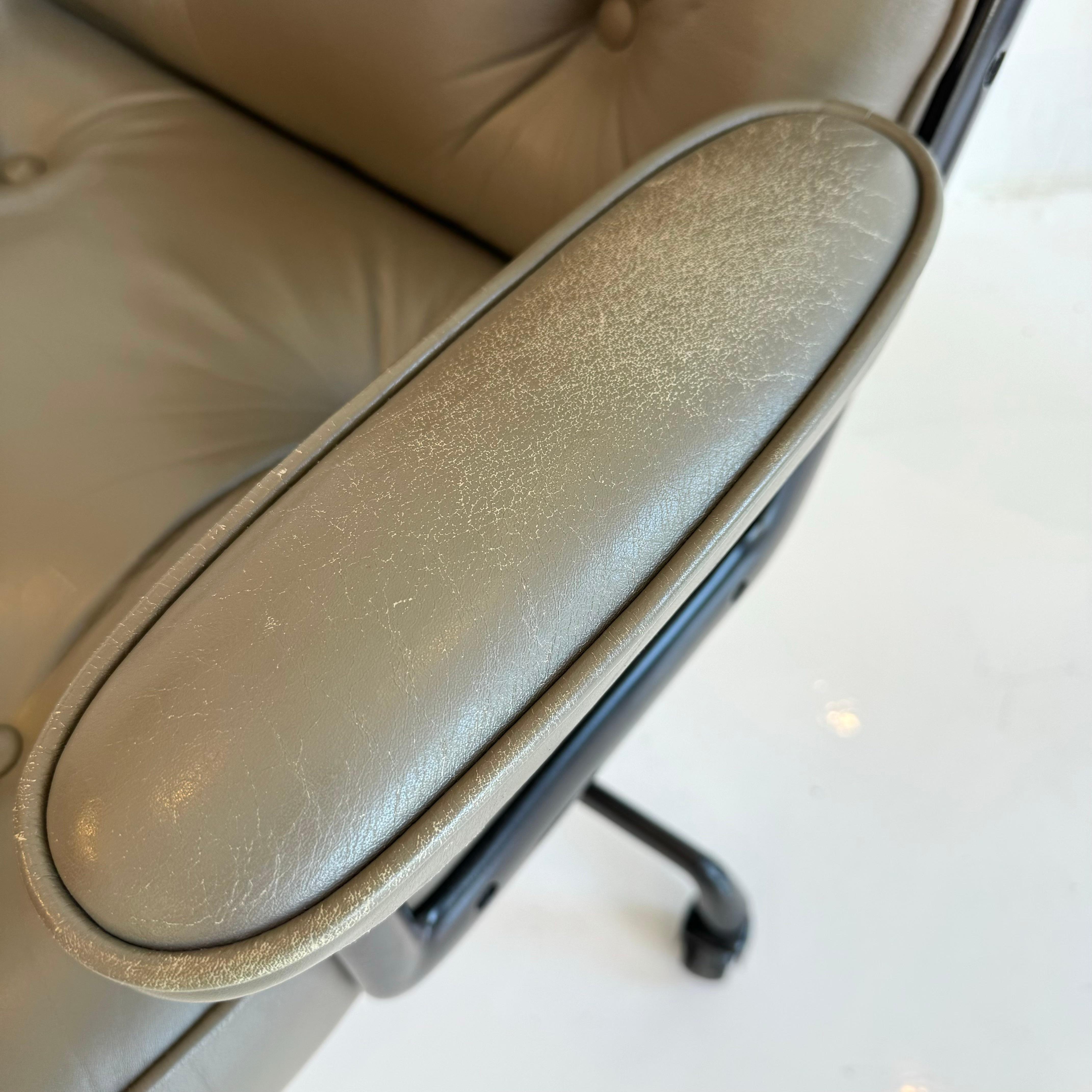 Silla Eames Time Life de piel de olivo para Herman Miller, c. 1984 EE.UU. 1