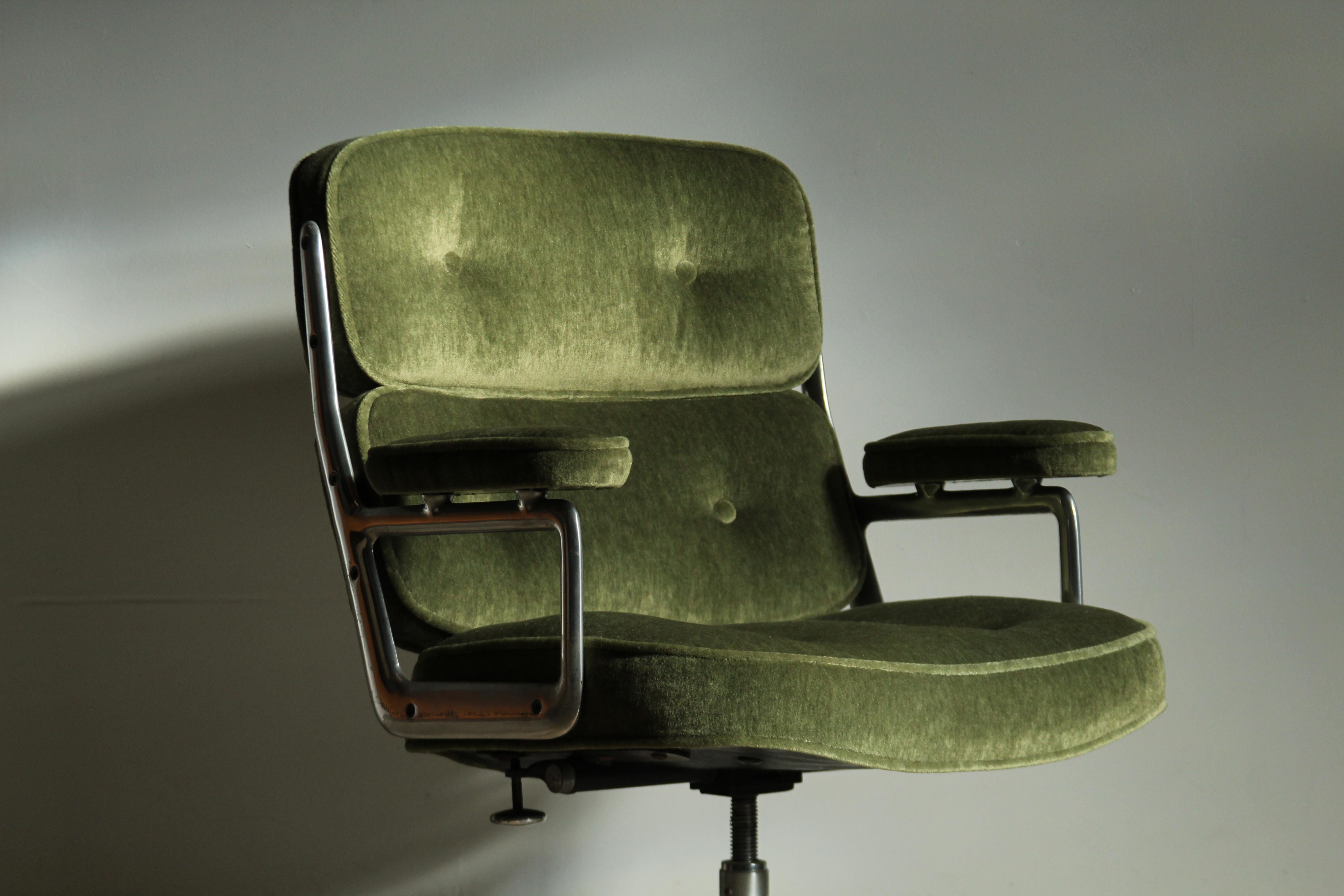 Eames Time Life Executive Chair in Green Mohair, 1970s 4